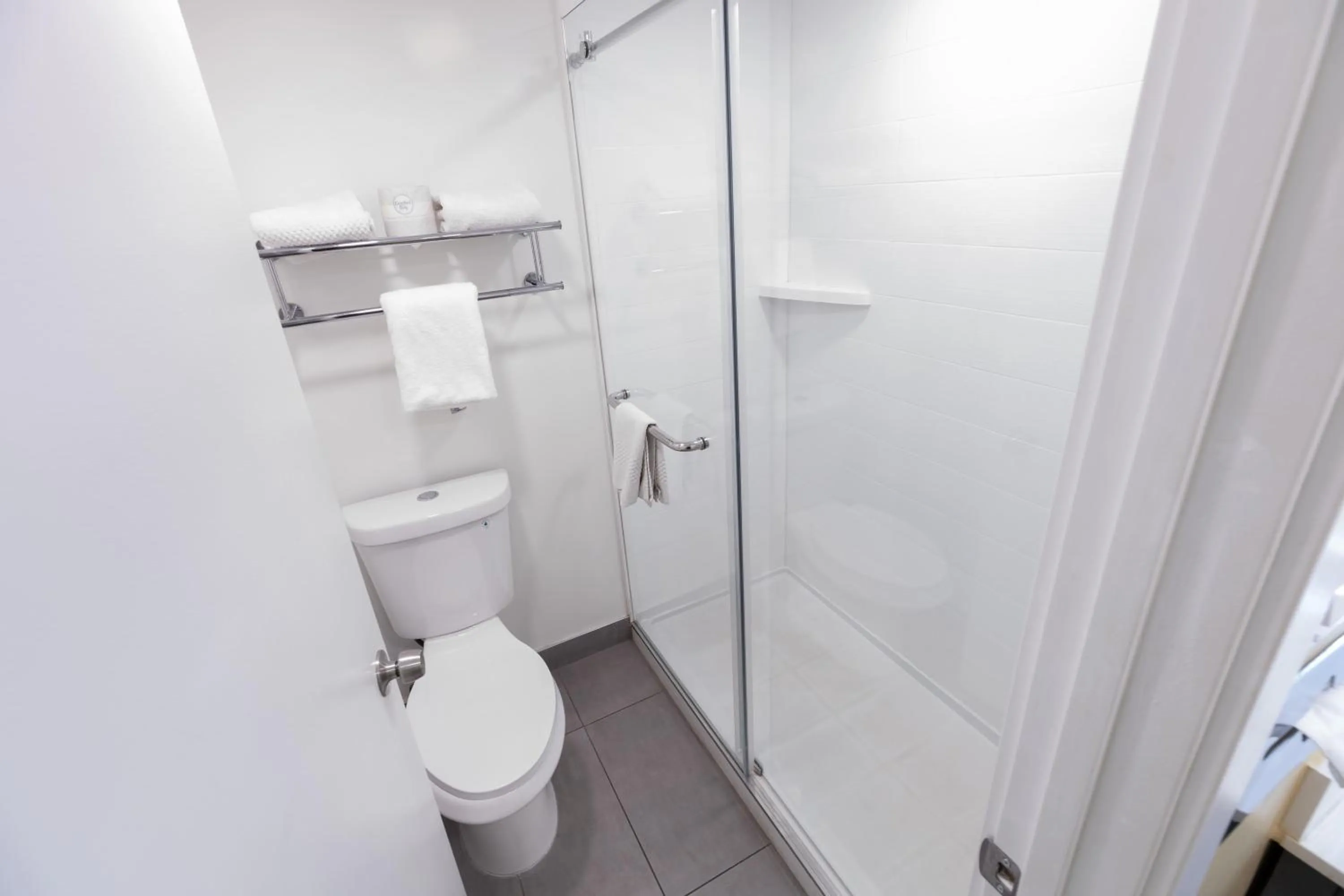 Bathroom in Kings House Motor Hotel, a Dazzler Select by Wyndham