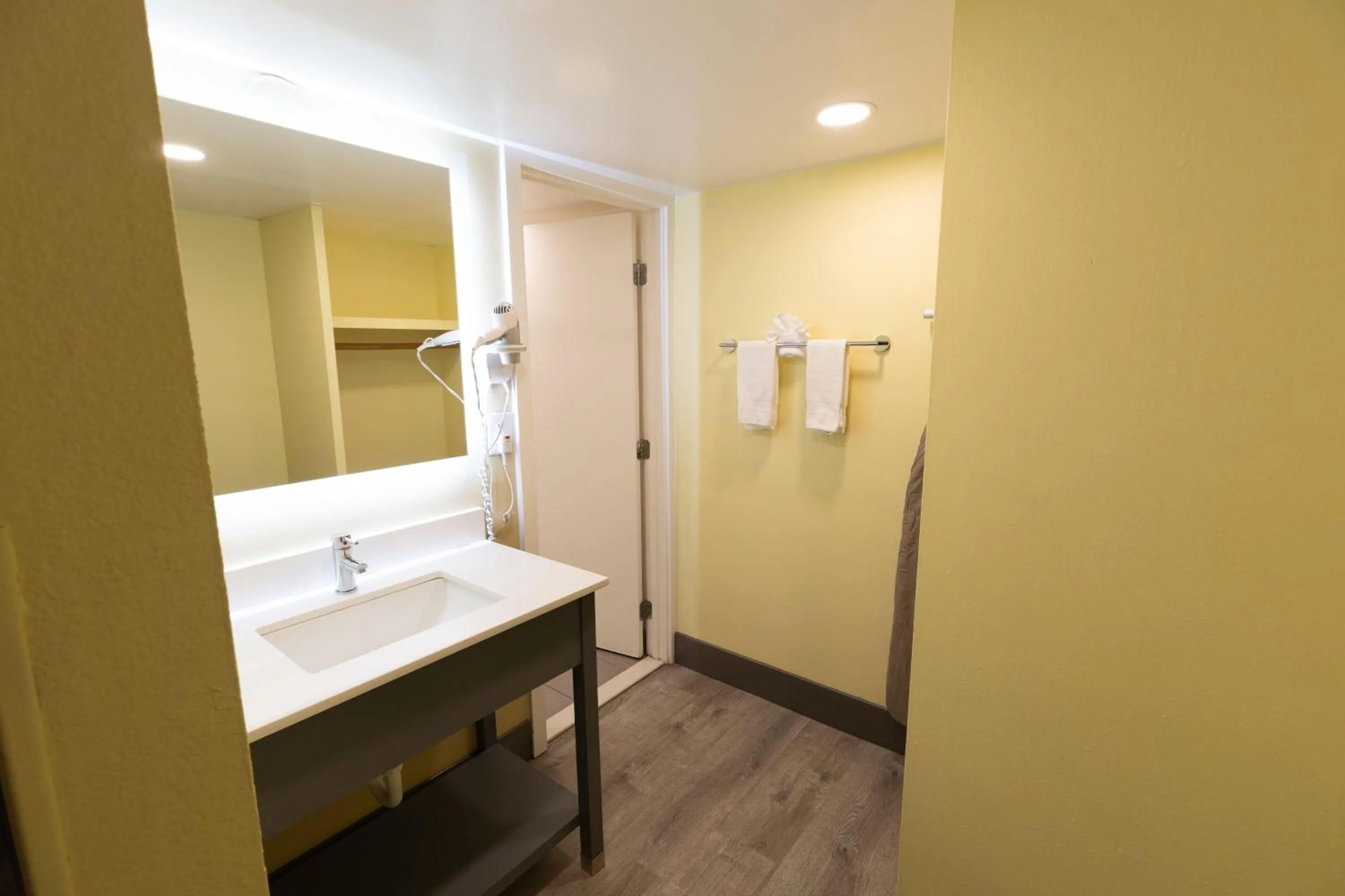 Bathroom in Kings House Motor Hotel, a Dazzler Select by Wyndham