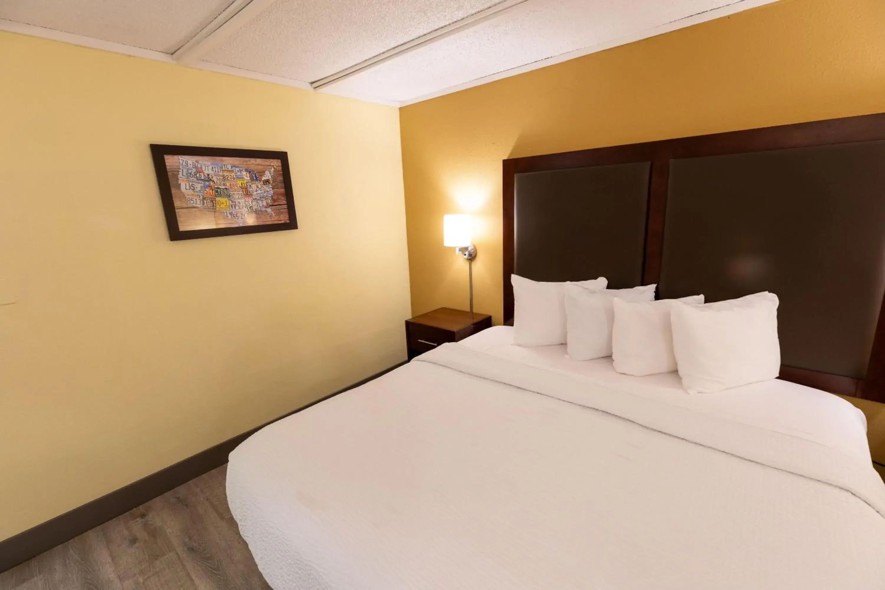 Photo of the whole room, Bed in Kings House Motor Hotel, a Dazzler Select by Wyndham Photo of the whole room, Bed in Kings House Motor Hotel, a Dazzler Select by Wyndham