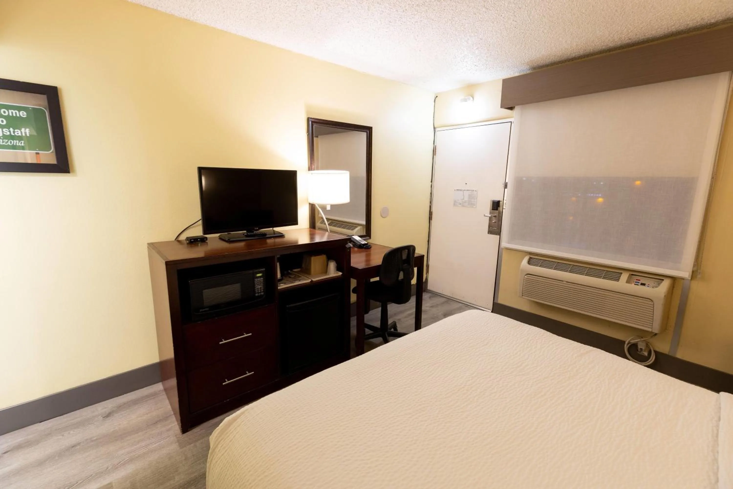 Photo of the whole room, Bed in Kings House Motor Hotel, a Dazzler Select by Wyndham