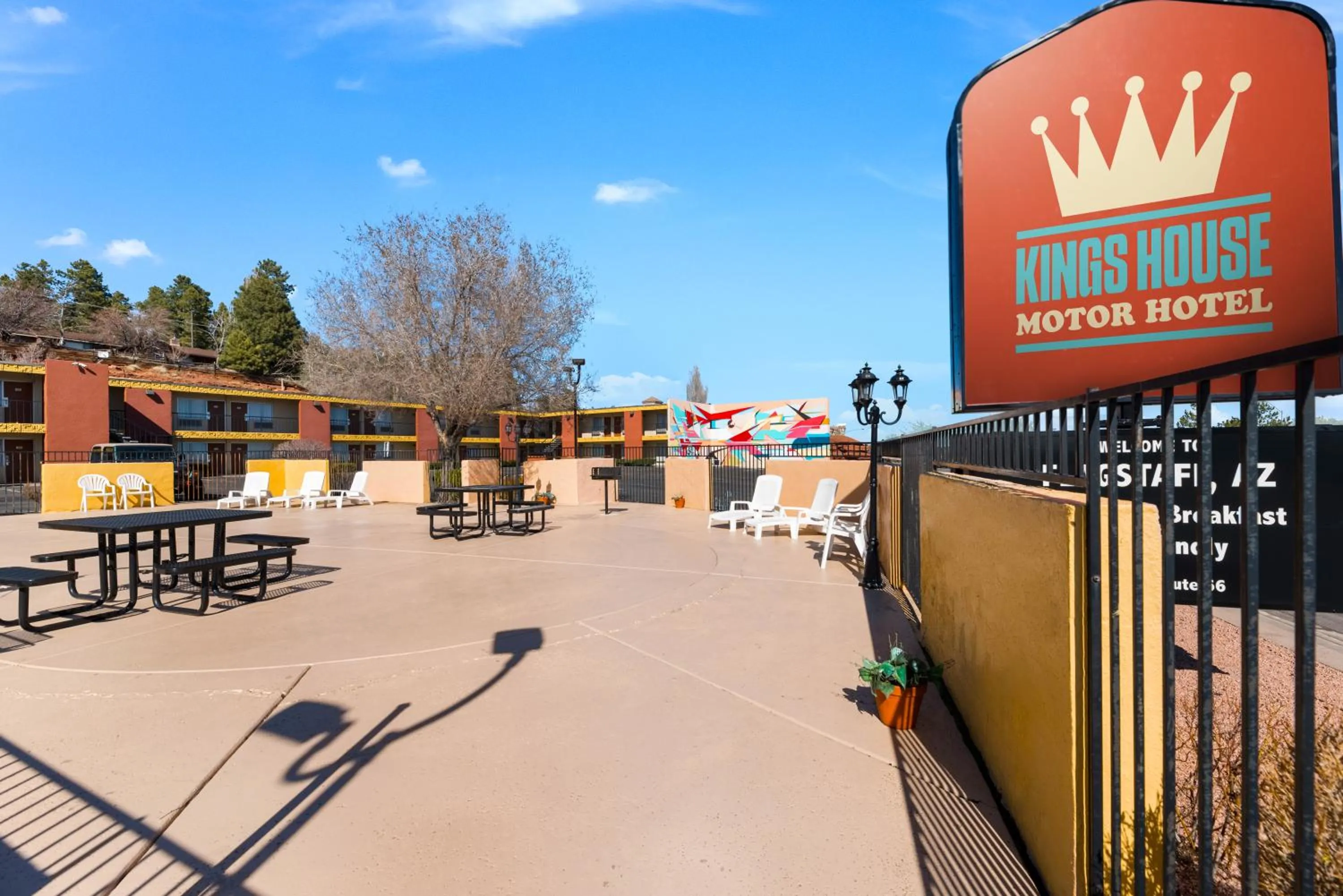Patio in Kings House Motor Hotel