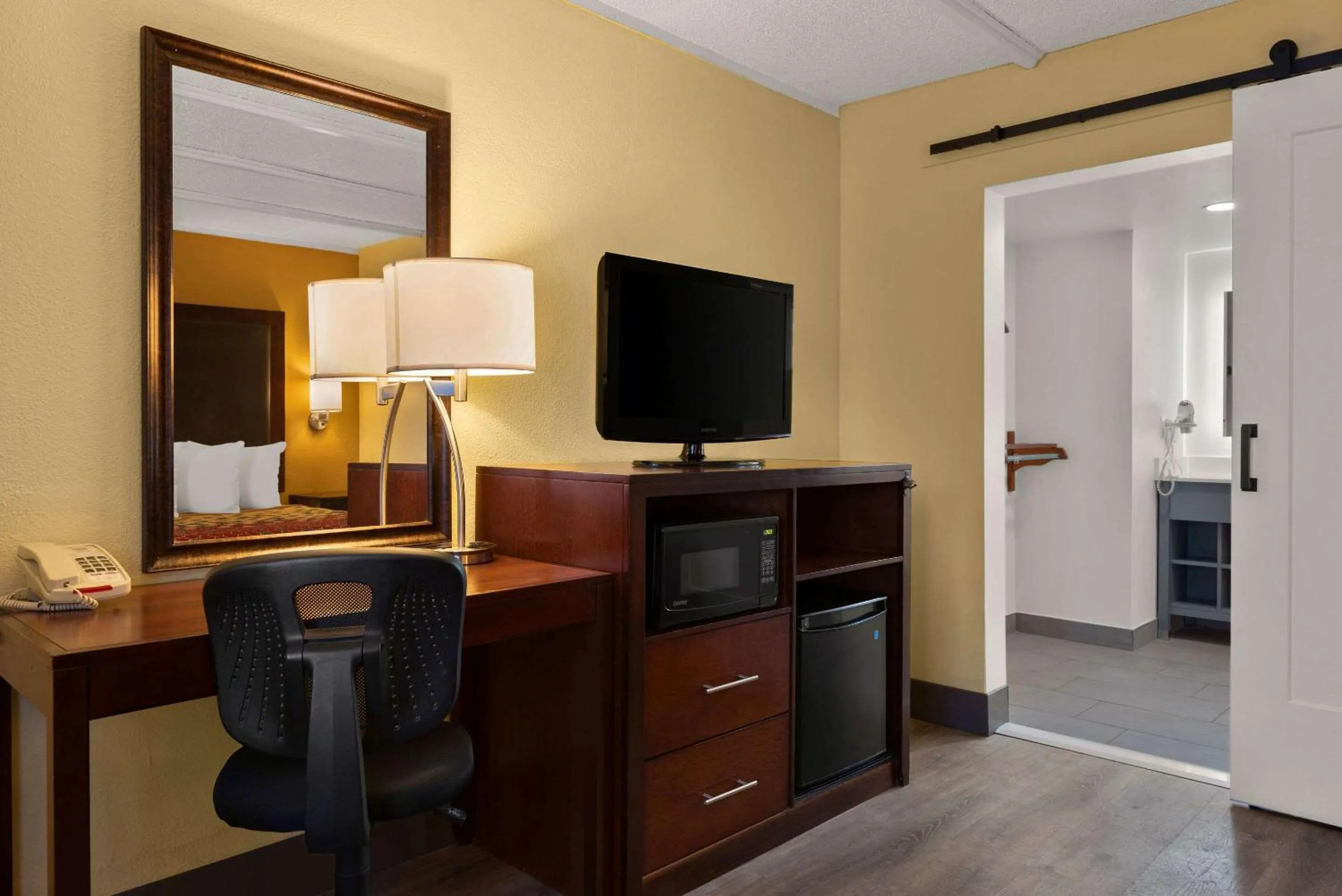 Bedroom in Kings House Motor Hotel