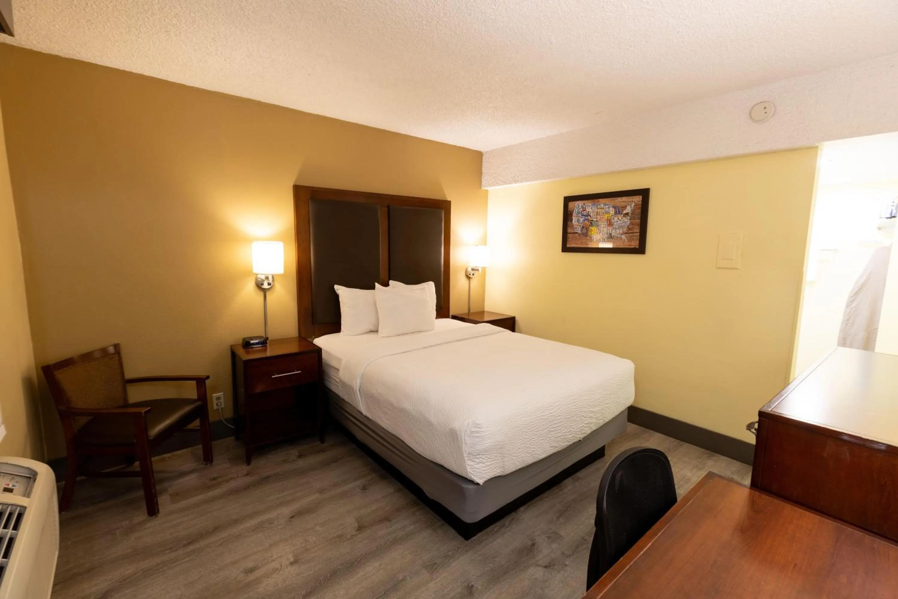 Photo of the whole room, Bed in Kings House Motor Hotel, a Dazzler Select by Wyndham