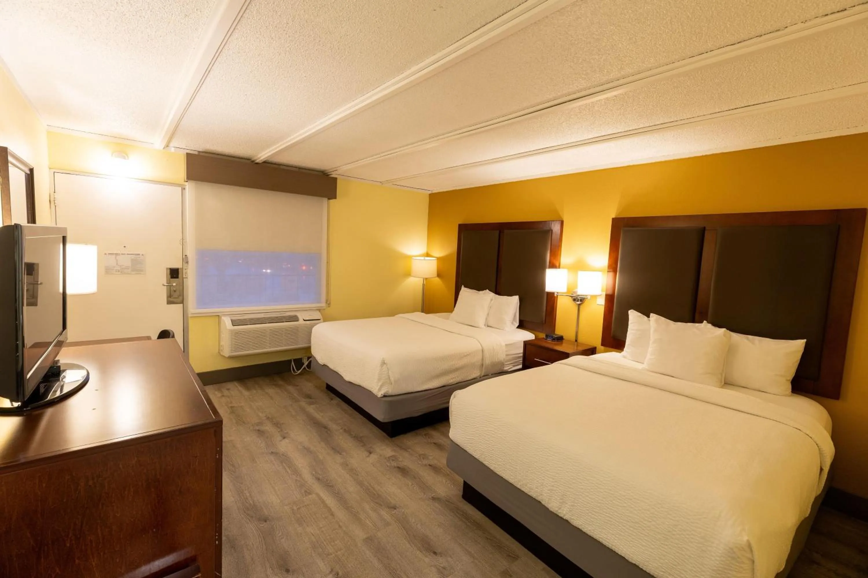 Photo of the whole room, Bed in Kings House Motor Hotel, a Dazzler Select by Wyndham