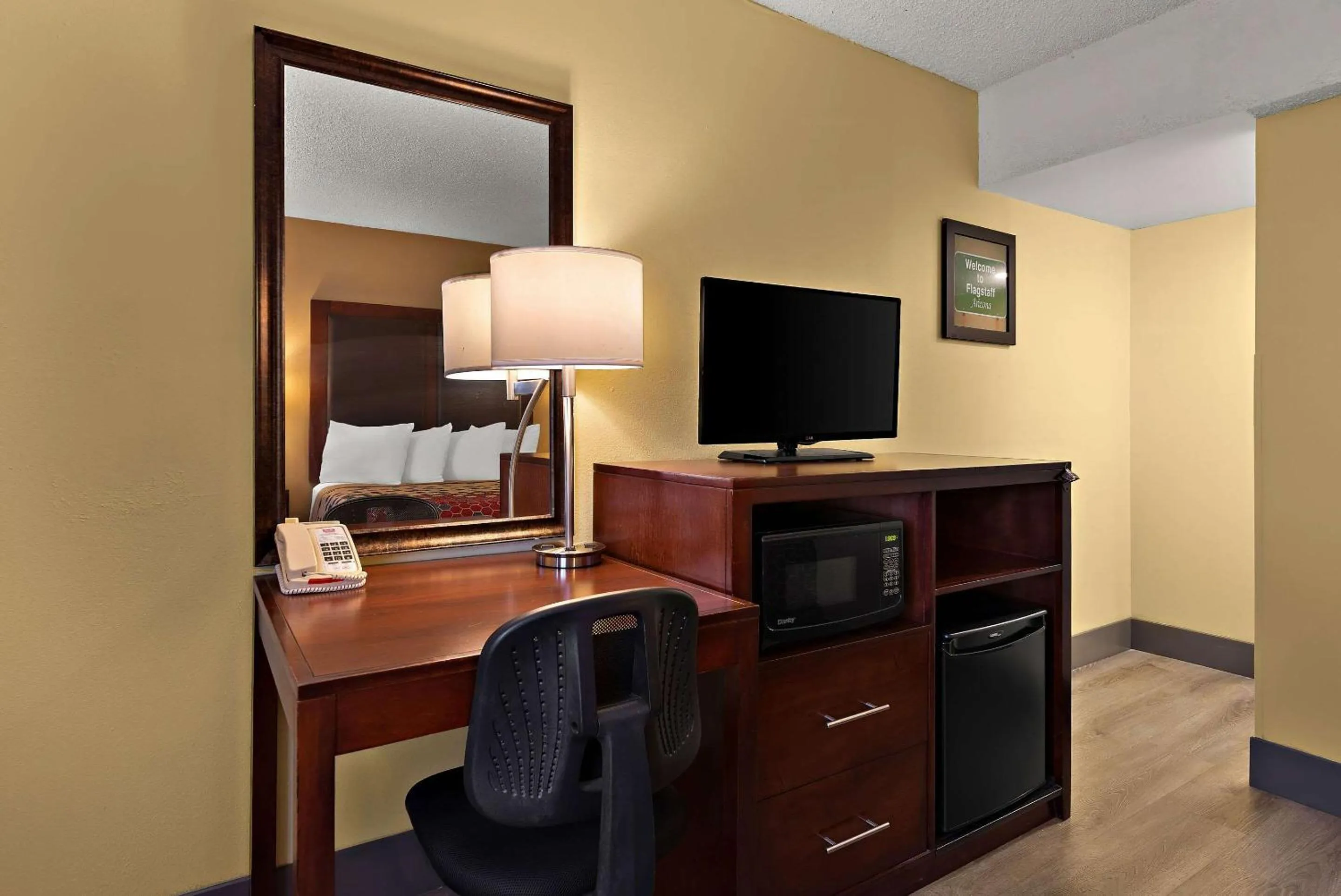 Bedroom, Bed in Kings House Motor Hotel