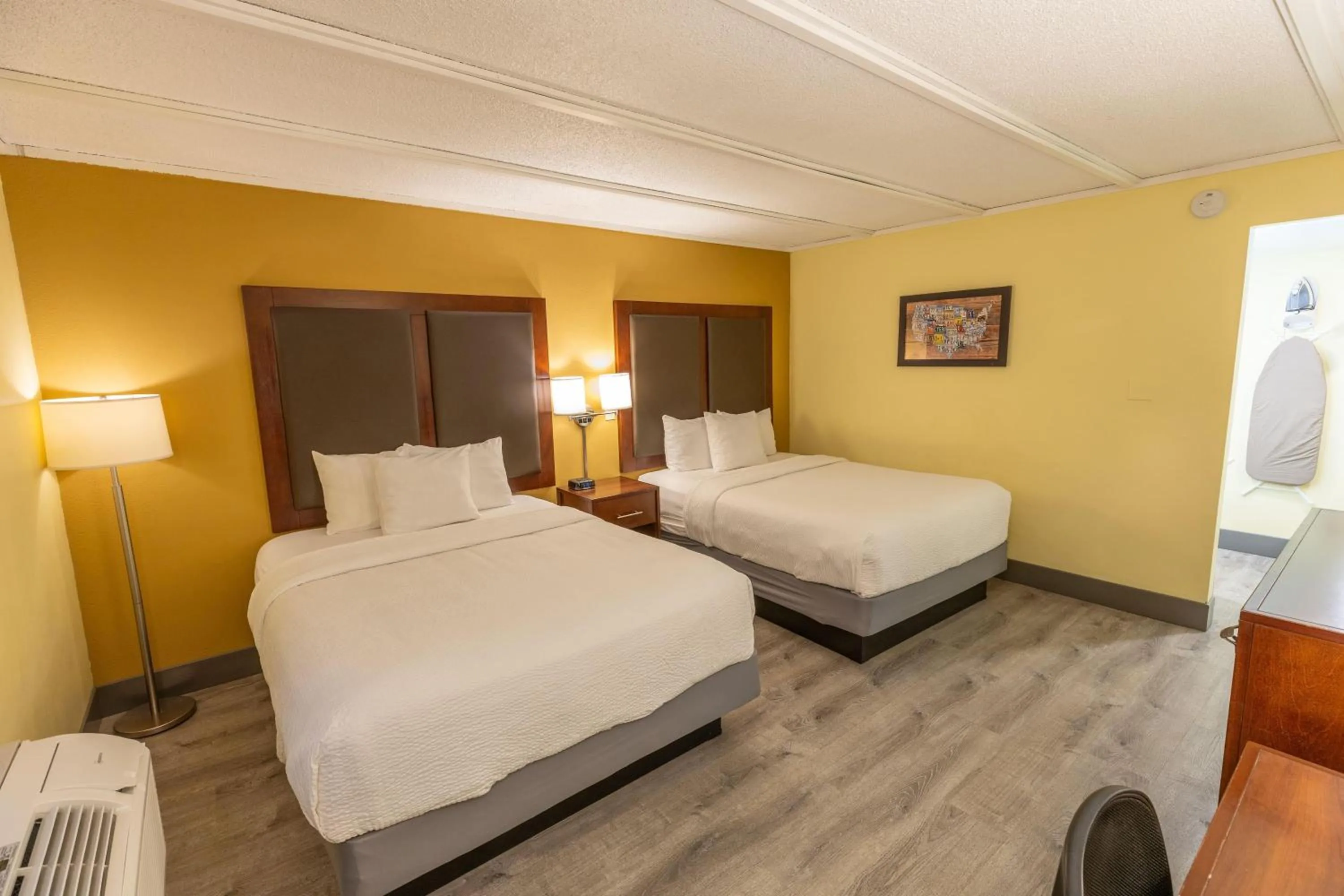 Photo of the whole room, Bed in Kings House Motor Hotel, a Dazzler Select by Wyndham
