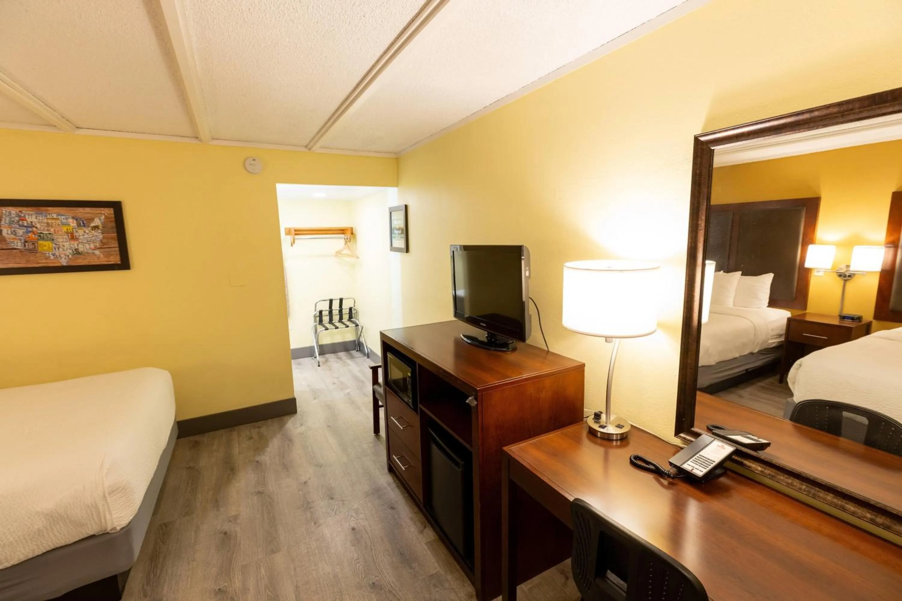 Photo of the whole room, Bed in Kings House Motor Hotel, a Dazzler Select by Wyndham