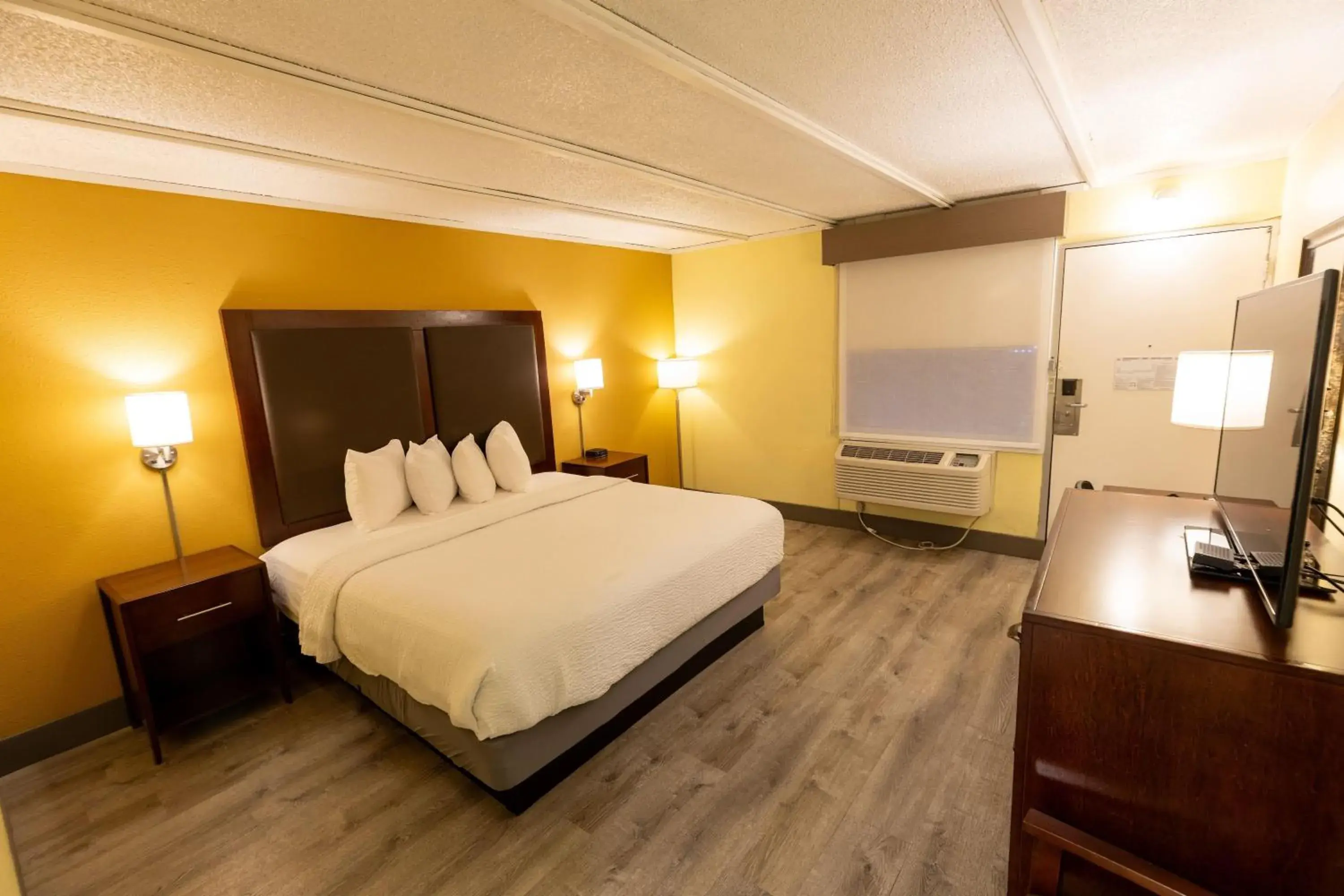 Photo of the whole room, Bed in Kings House Motor Hotel, a Dazzler Select by Wyndham Photo of the whole room, Bed in Kings House Motor Hotel, a Dazzler Select by Wyndham