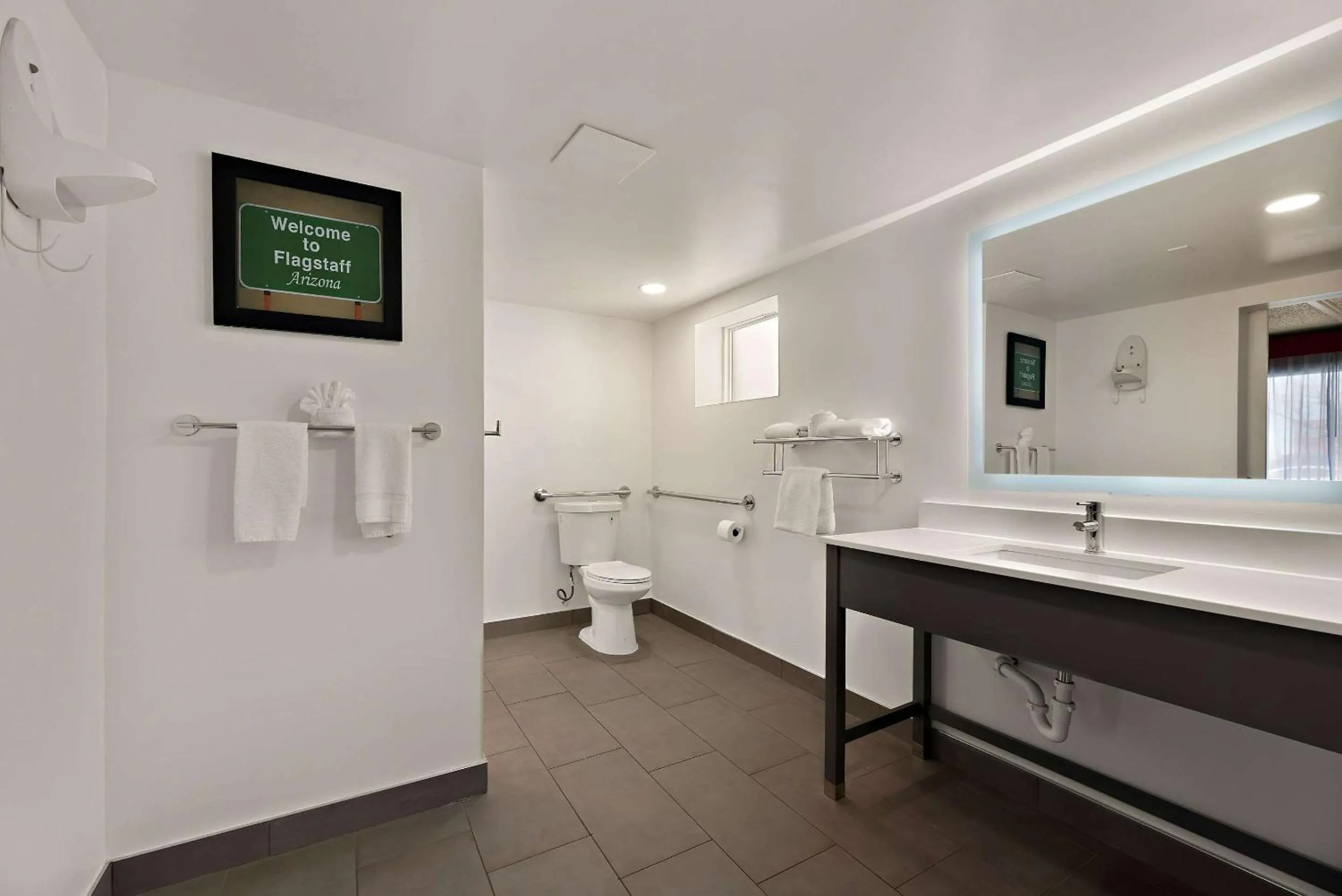 Bedroom in Kings House Motor Hotel