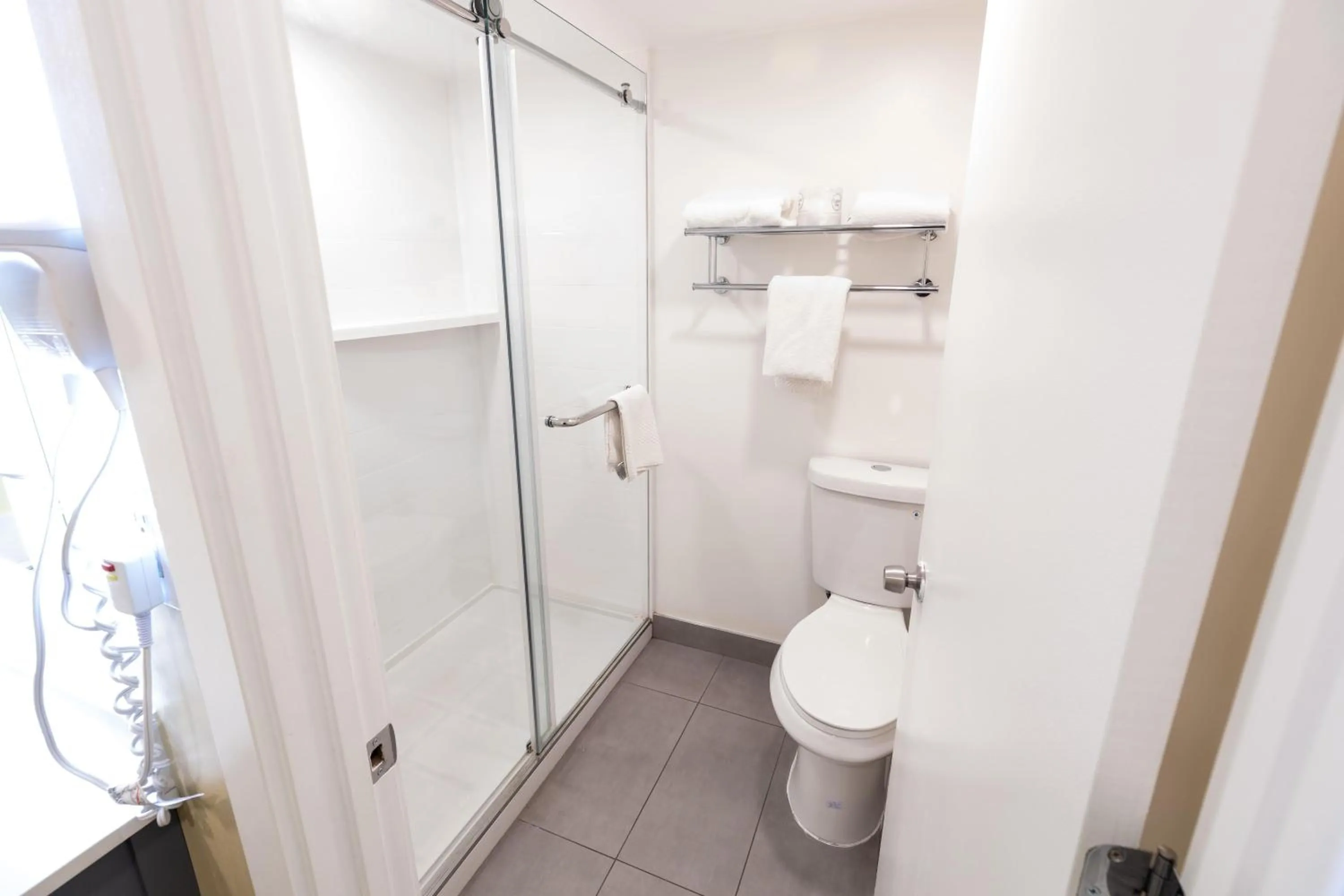 Bathroom in Kings House Motor Hotel, a Dazzler Select by Wyndham