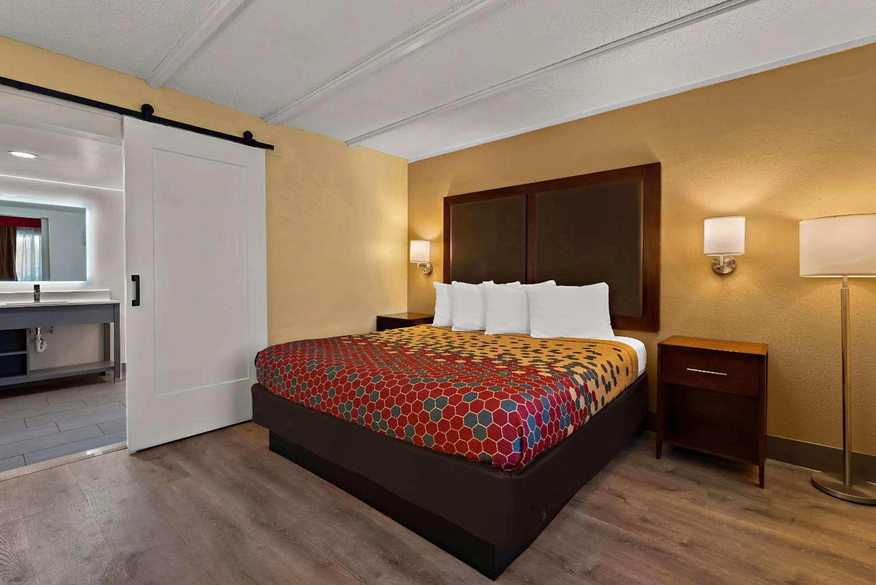 Bedroom, Bed in Kings House Motor Hotel