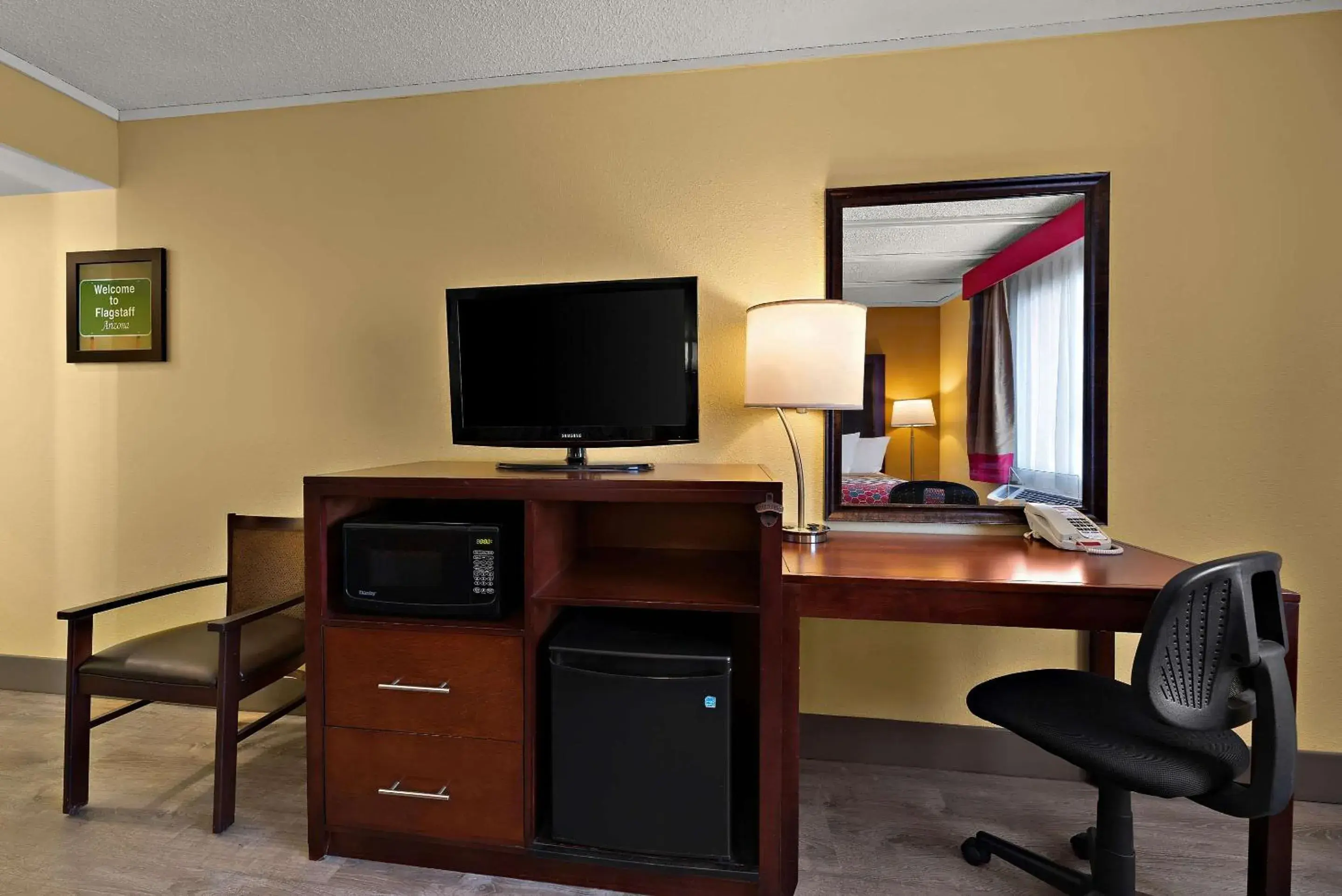 Bedroom, TV/Entertainment Center in Econo Lodge Flagstaff Route 66