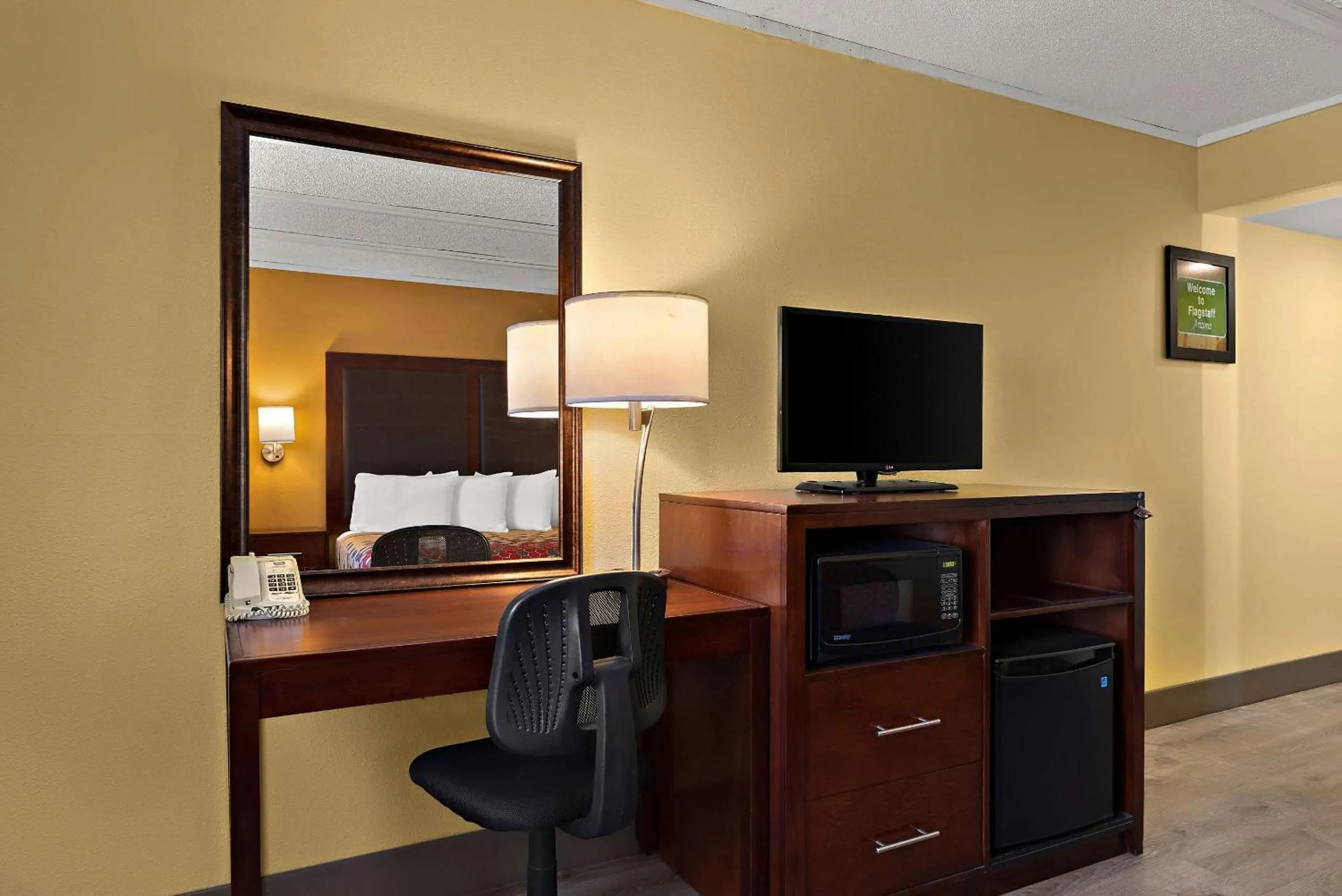 Bedroom in Kings House Motor Hotel