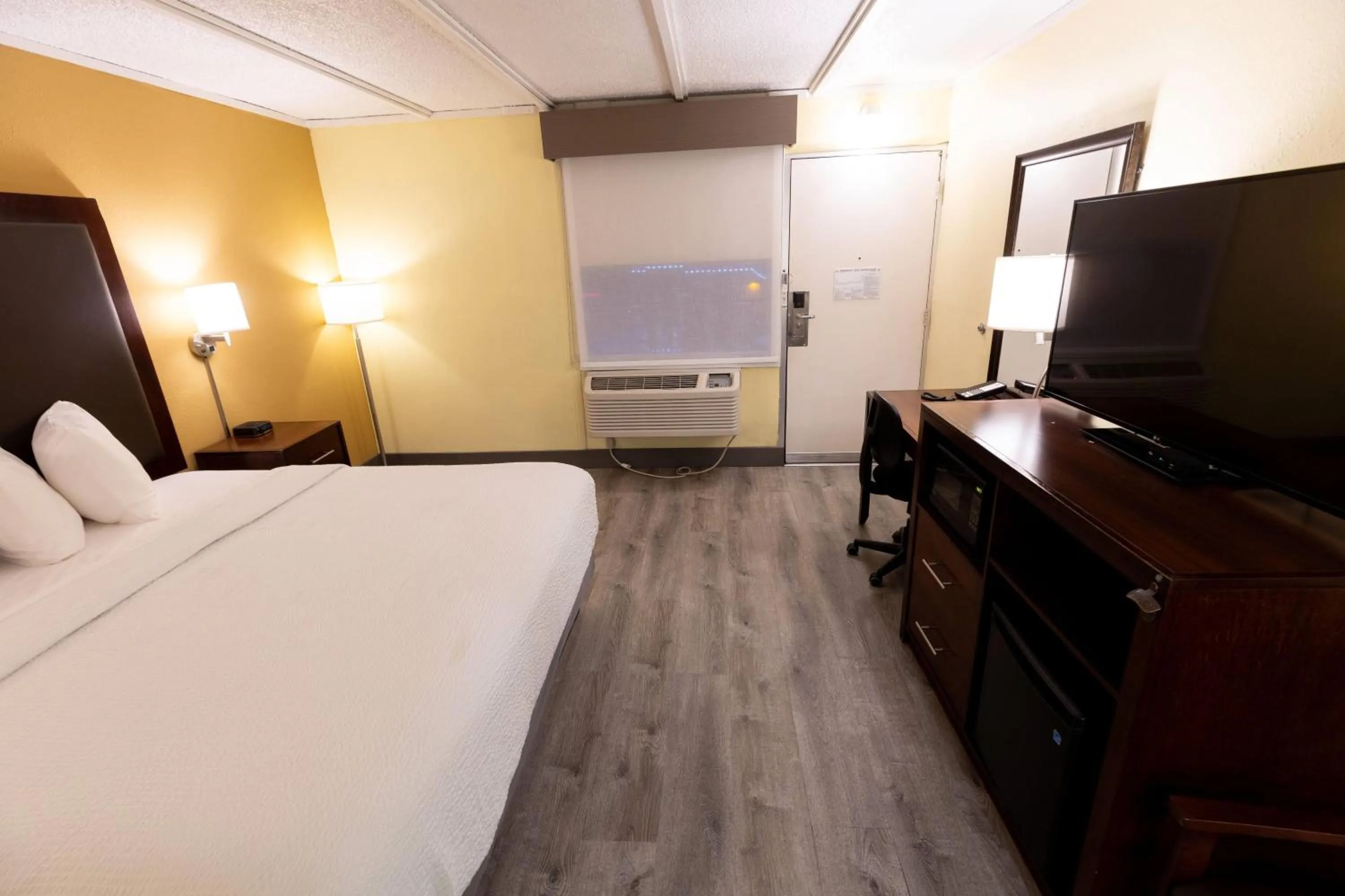 Photo of the whole room, Bed in Kings House Motor Hotel, a Dazzler Select by Wyndham