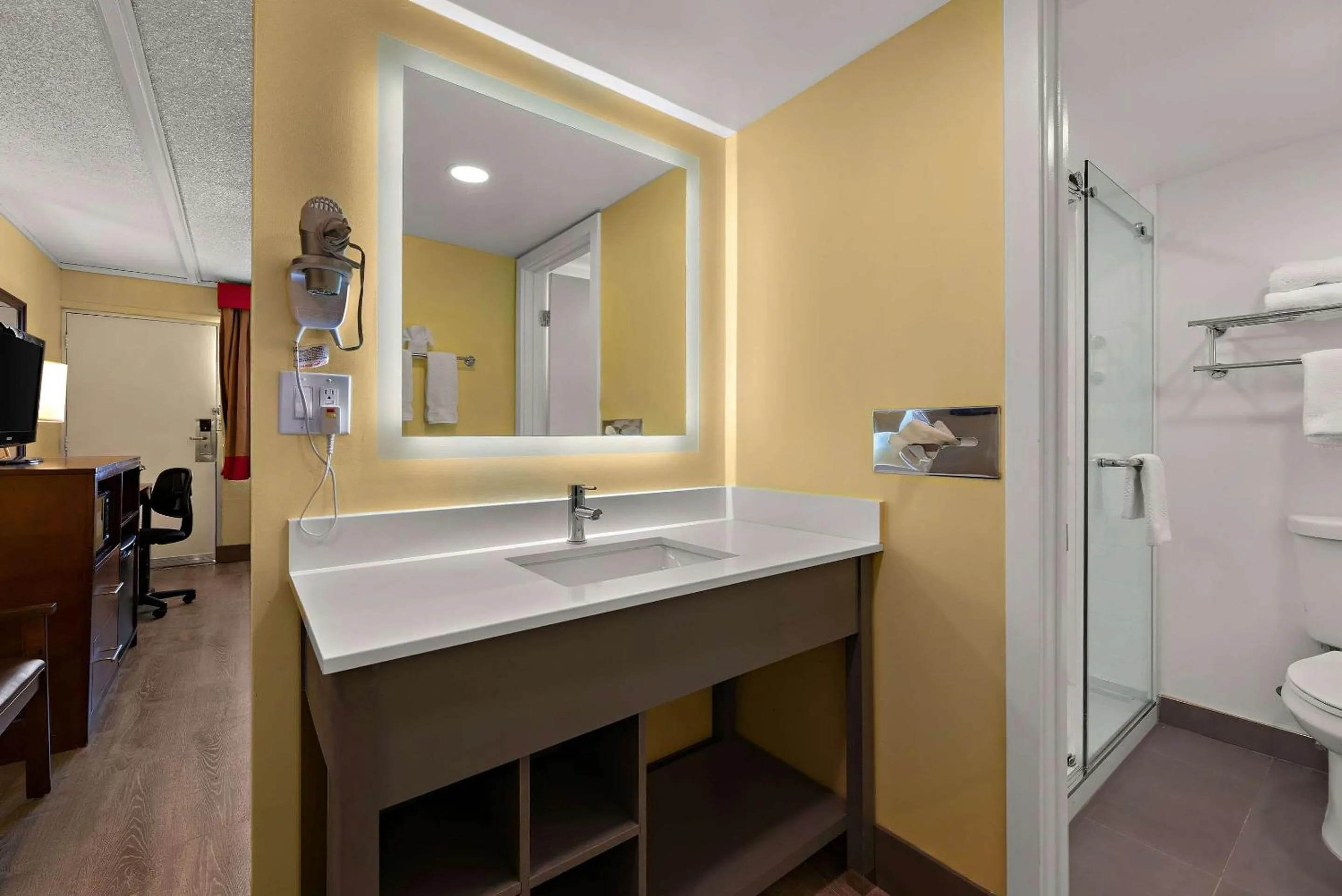 Bedroom in Kings House Motor Hotel