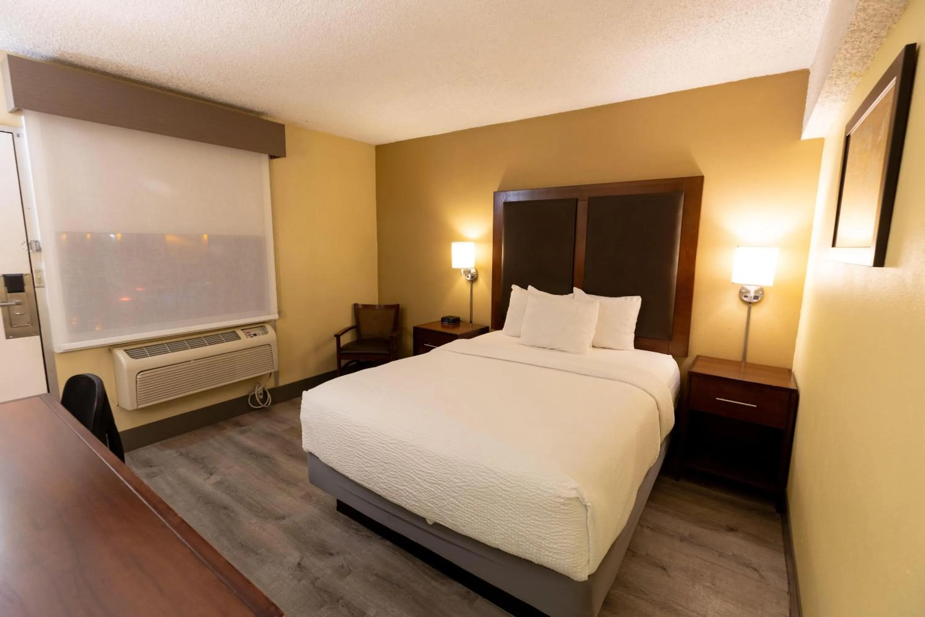 Photo of the whole room, Bed in Kings House Motor Hotel, a Dazzler Select by Wyndham