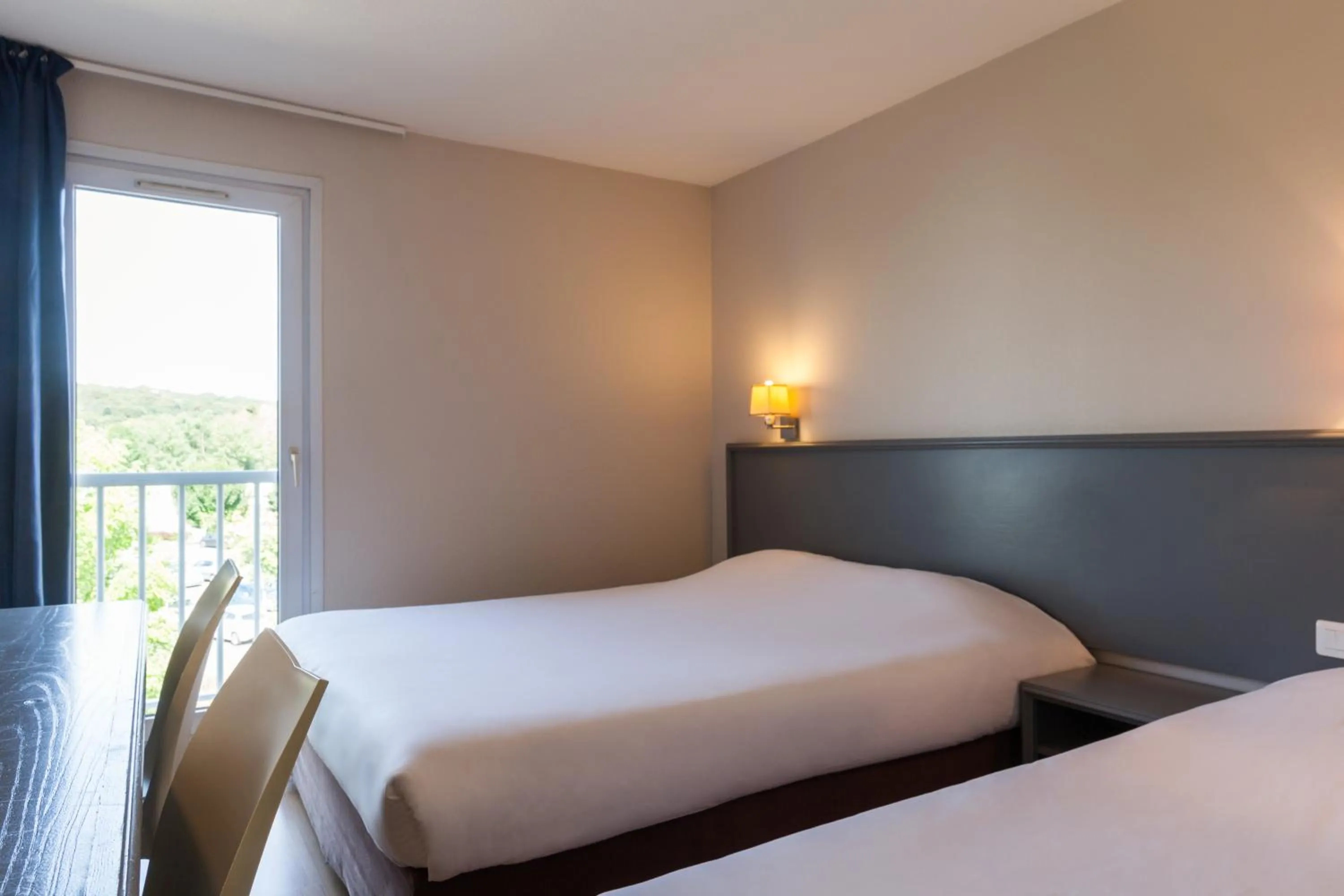 Photo of the whole room, Bed in The Originals City, Hôtel Le Louisiane, Belfort Sud