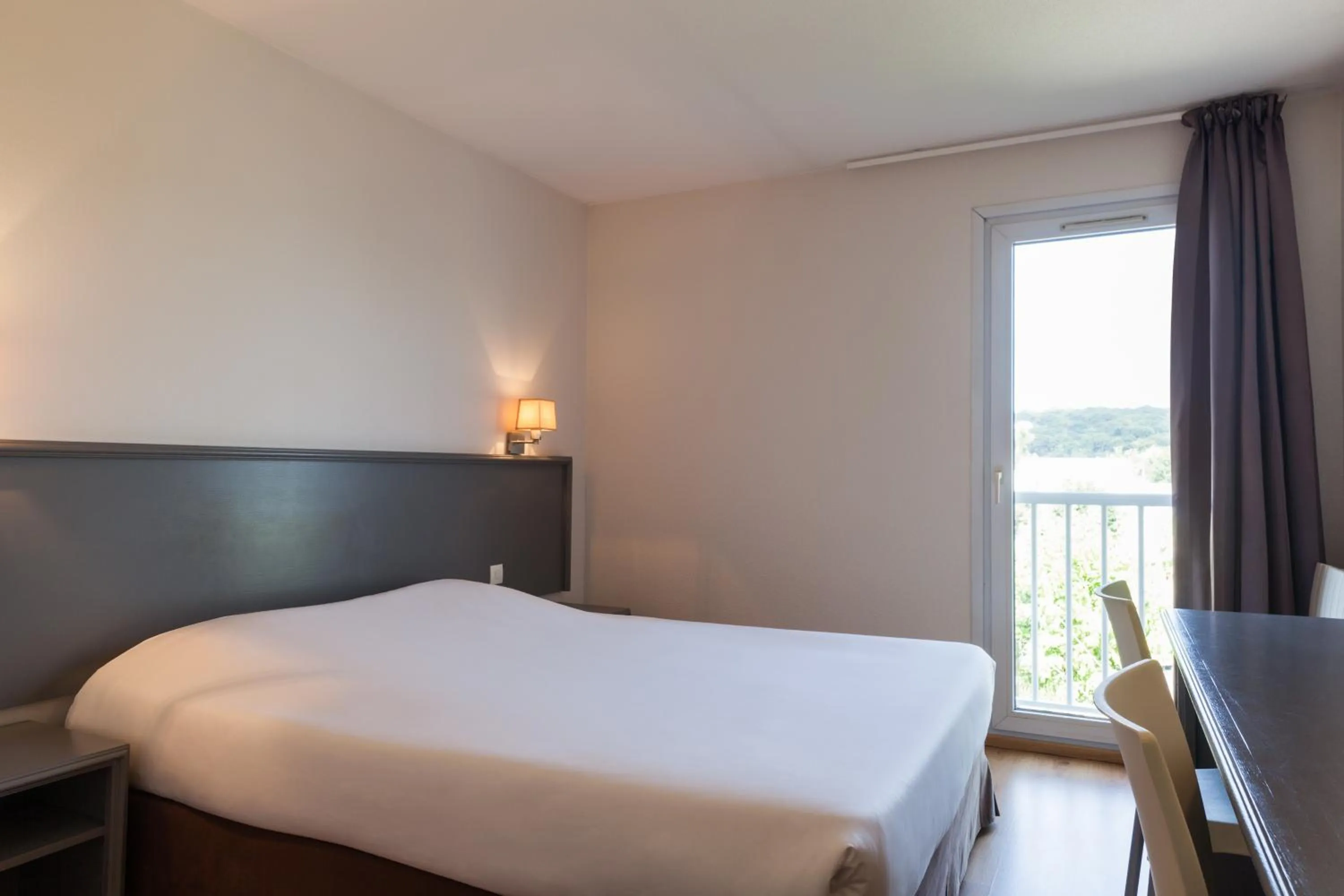 Bed in The Originals City, Hôtel Le Louisiane, Belfort Sud