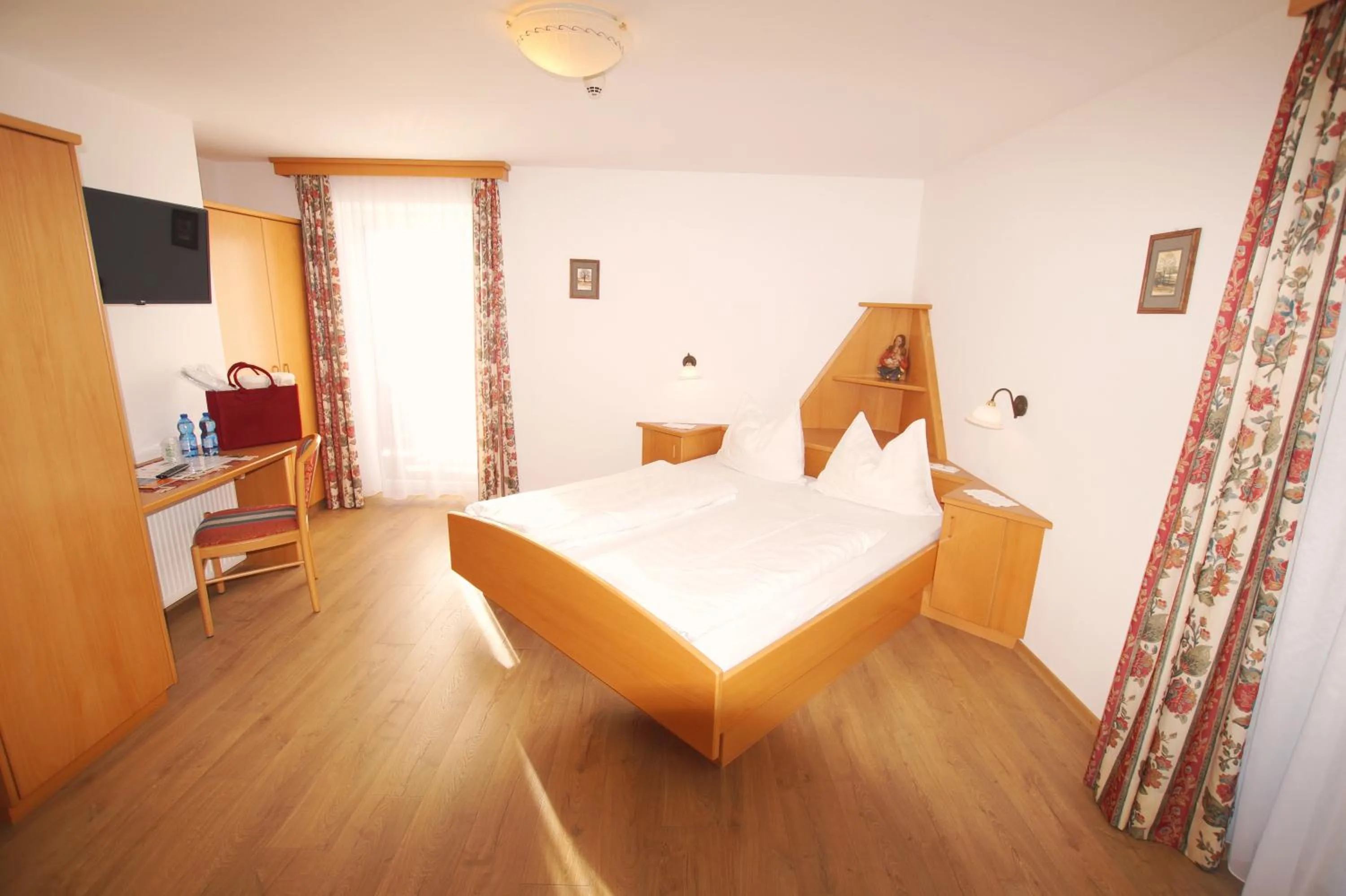 Photo of the whole room, Bed in Hotel Andechserhof & Mountain Sky