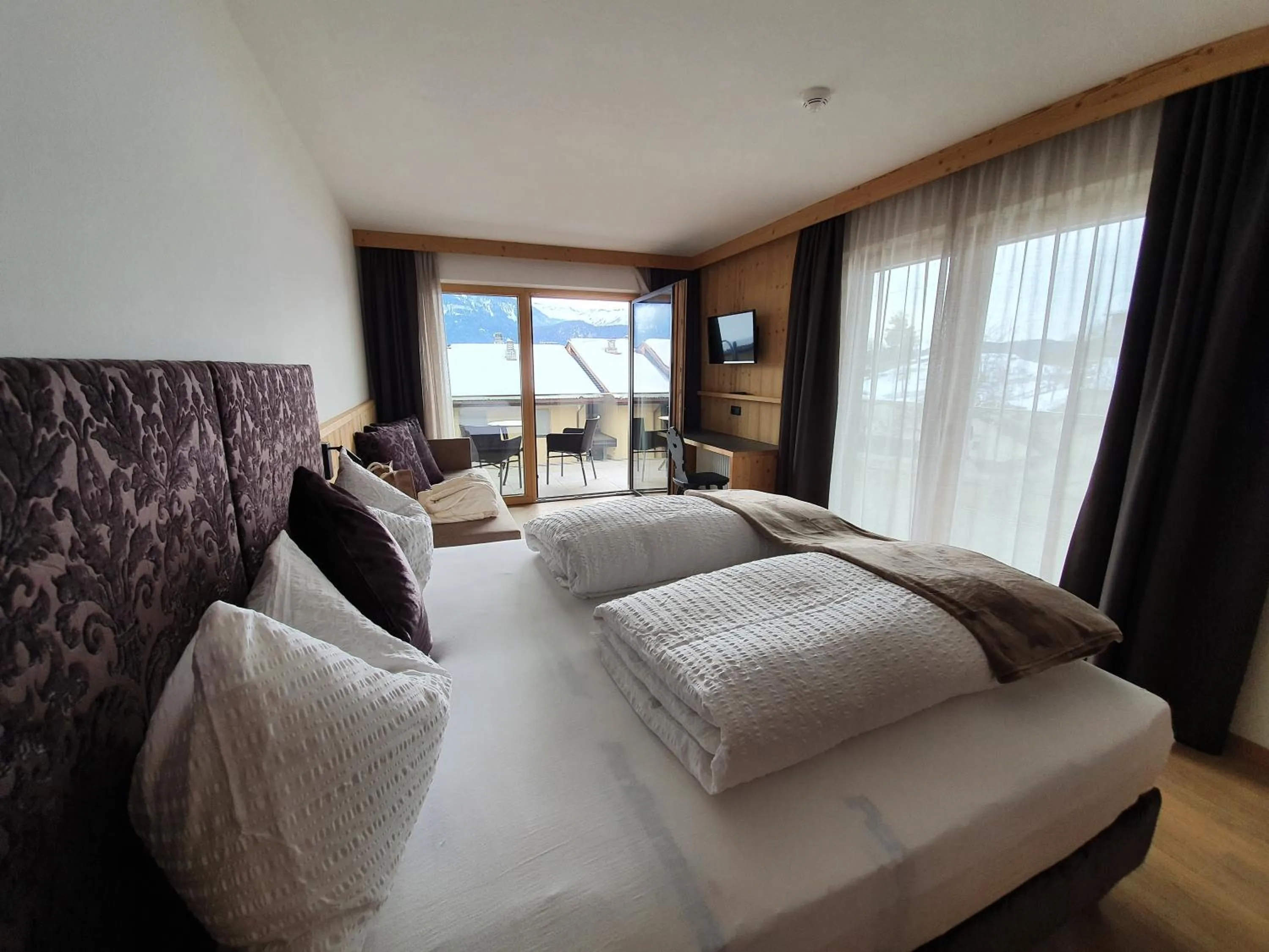 Bathroom, Bed in Hotel Andechserhof & Mountain Sky