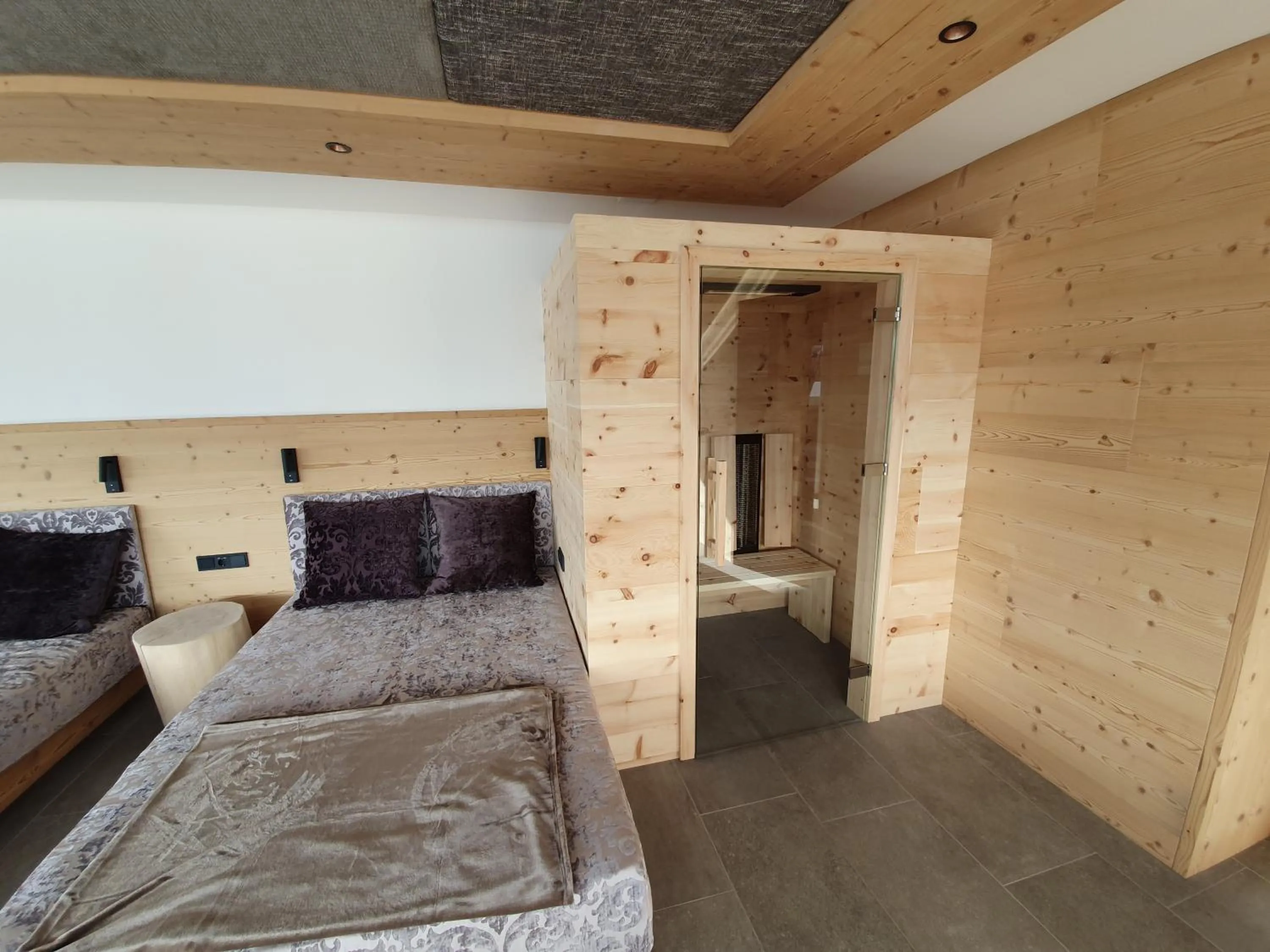 Hot Tub, Bed in Hotel Andechserhof & Mountain Sky