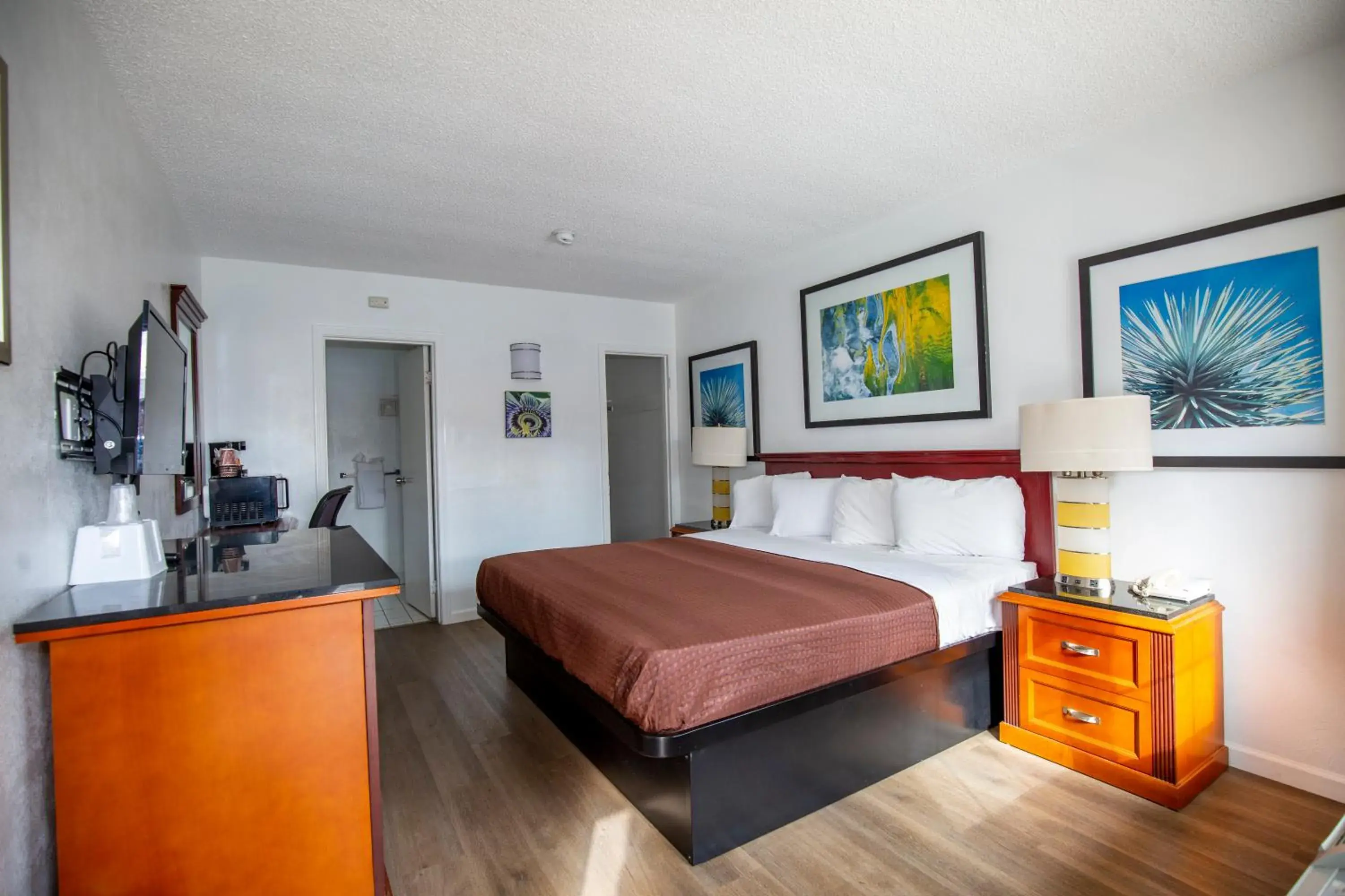 Photo of the whole room, Bed in Americas Best Value Inn - Chico Photo of the whole room, Bed in Americas Best Value Inn - Chico