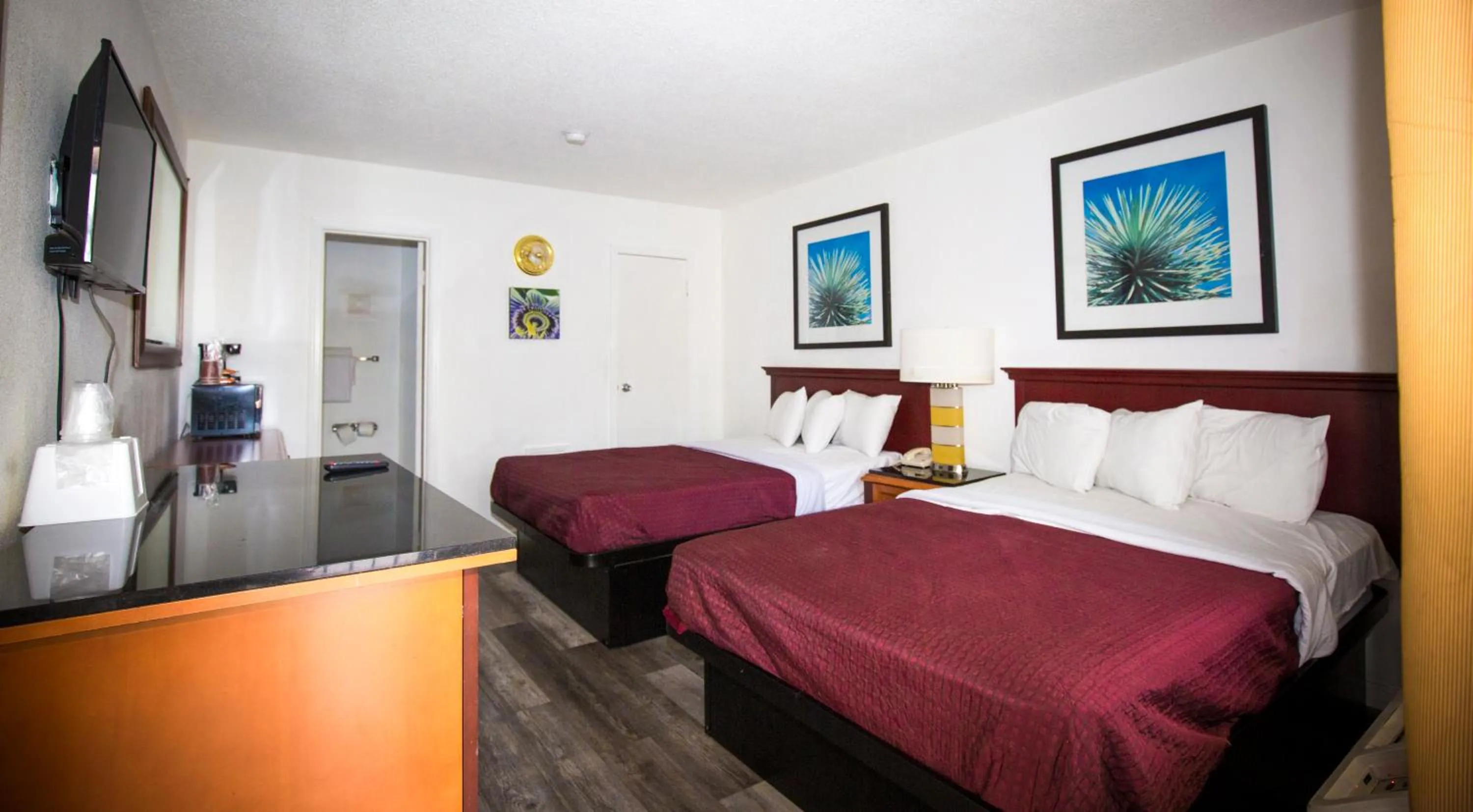 Photo of the whole room, Bed in Americas Best Value Inn - Chico