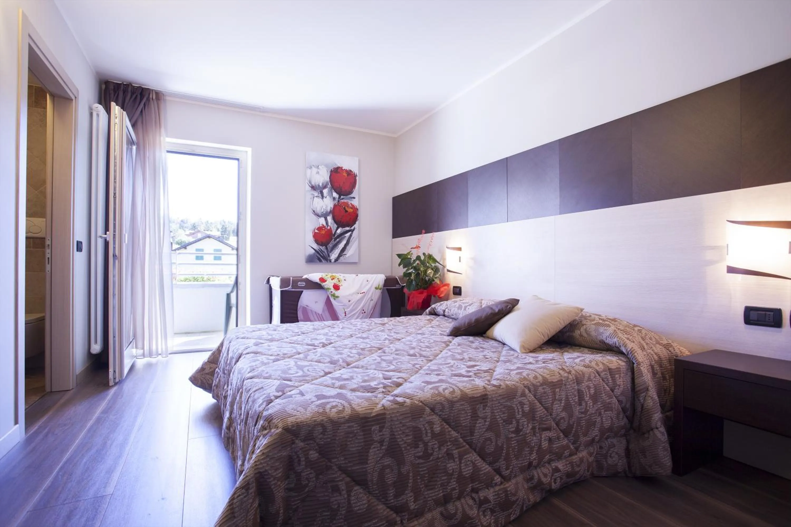 View (from property/room), Bed in Hotel Vittoria