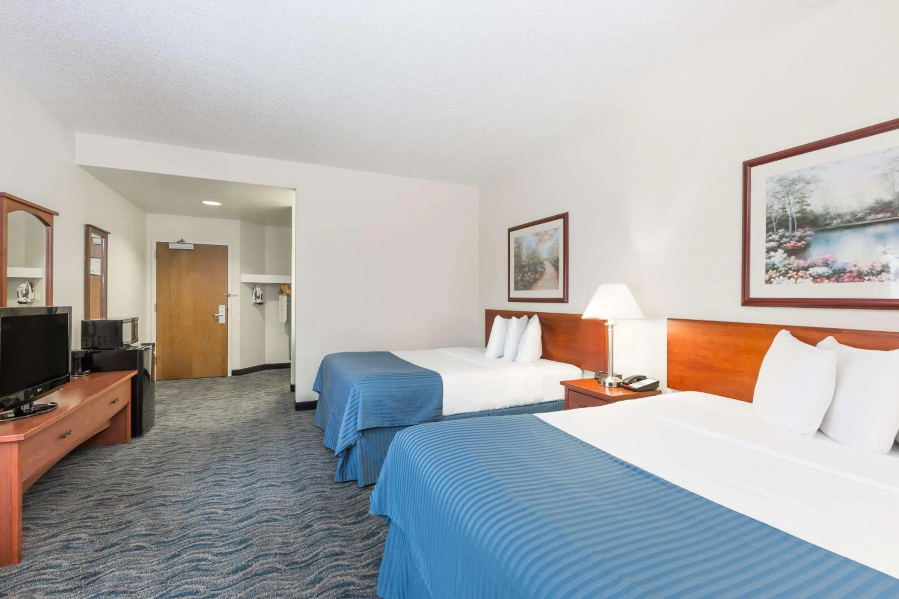 Photo of the whole room, Bed in Baymont by Wyndham Des Moines Airport
