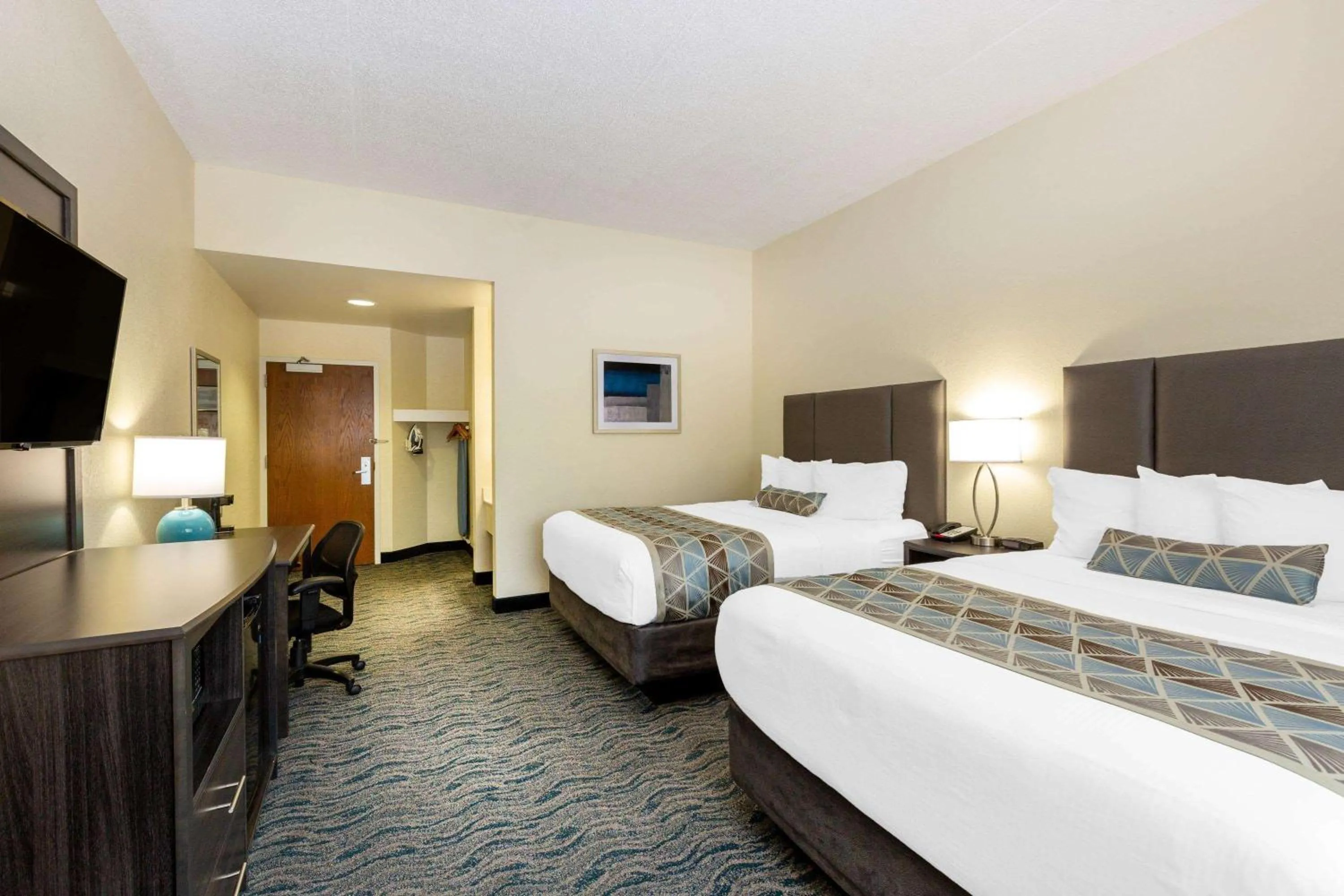 Photo of the whole room, Bed in Baymont by Wyndham Des Moines Airport