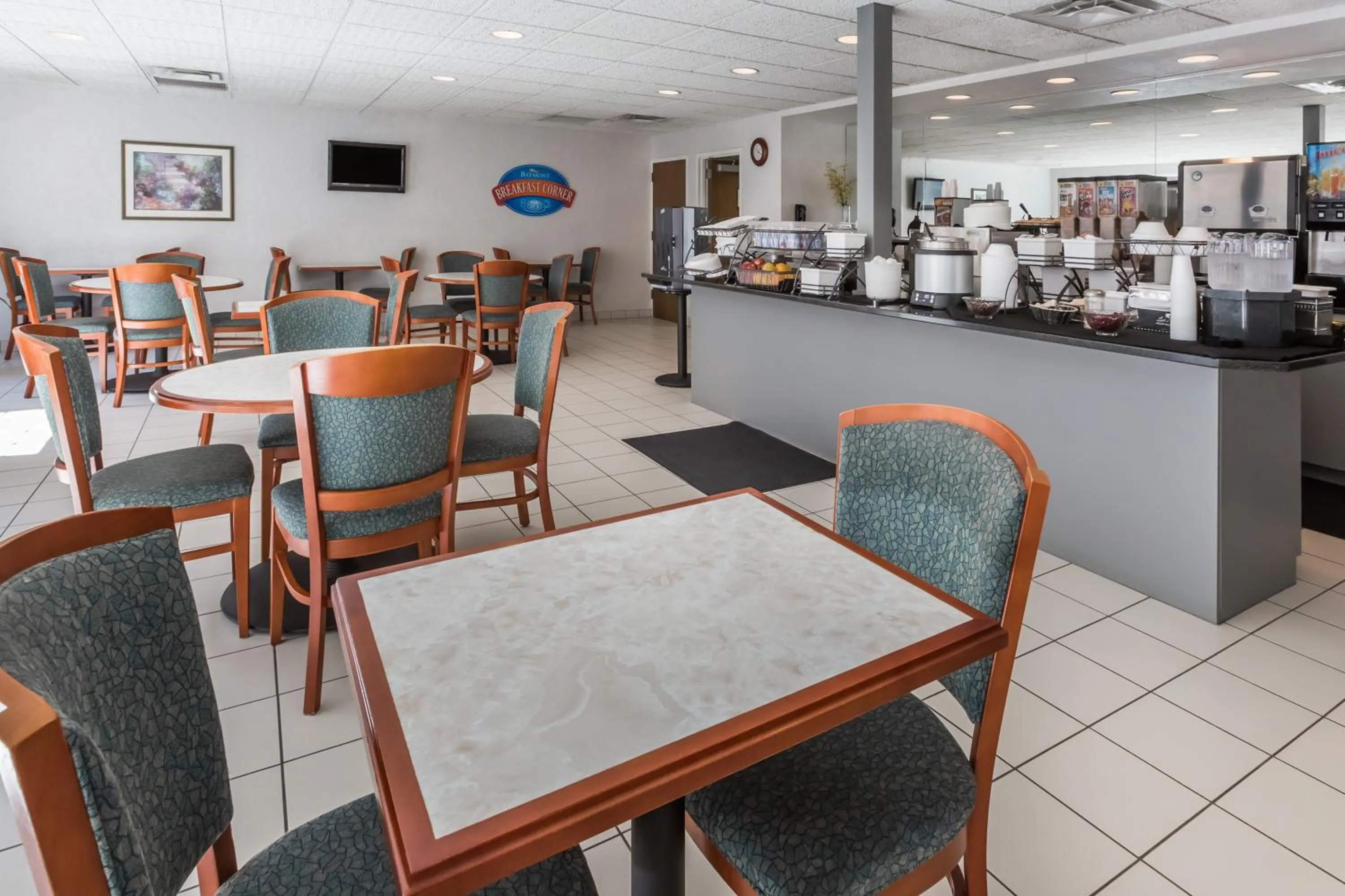 Food and drinks in Baymont by Wyndham Des Moines Airport