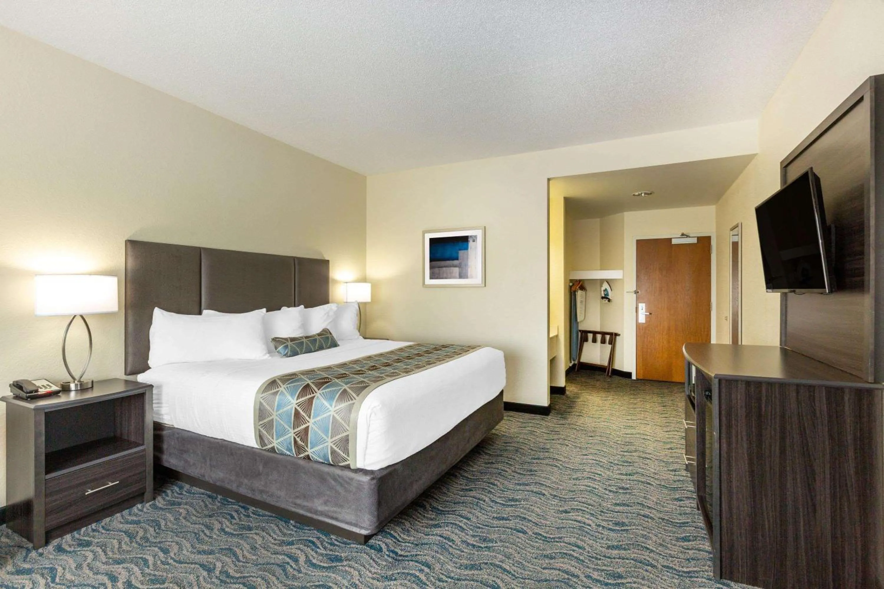 Photo of the whole room, Bed in Baymont by Wyndham Des Moines Airport