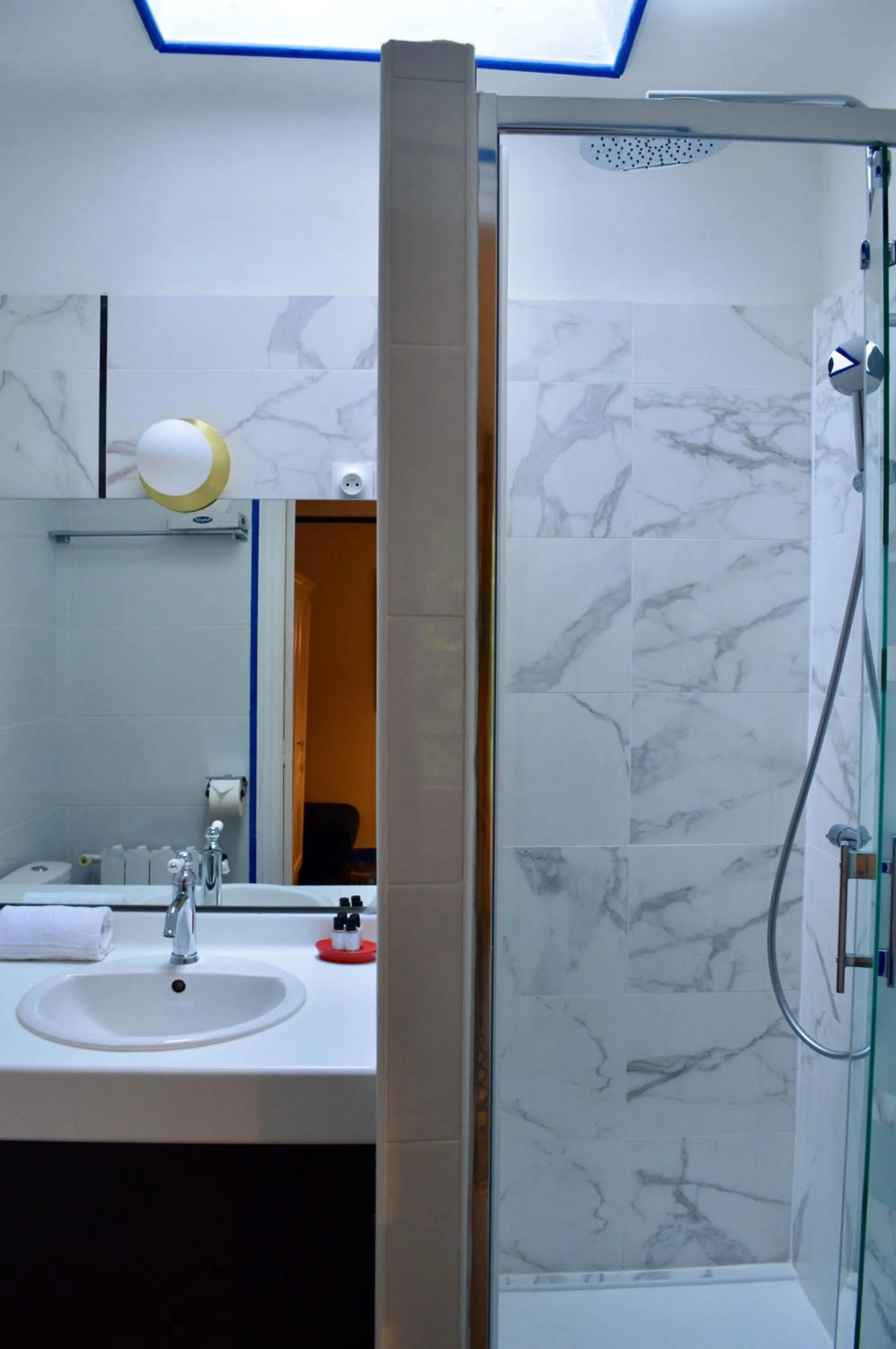 Bathroom in Saint Charles Hôtel & Coliving Biarritz
