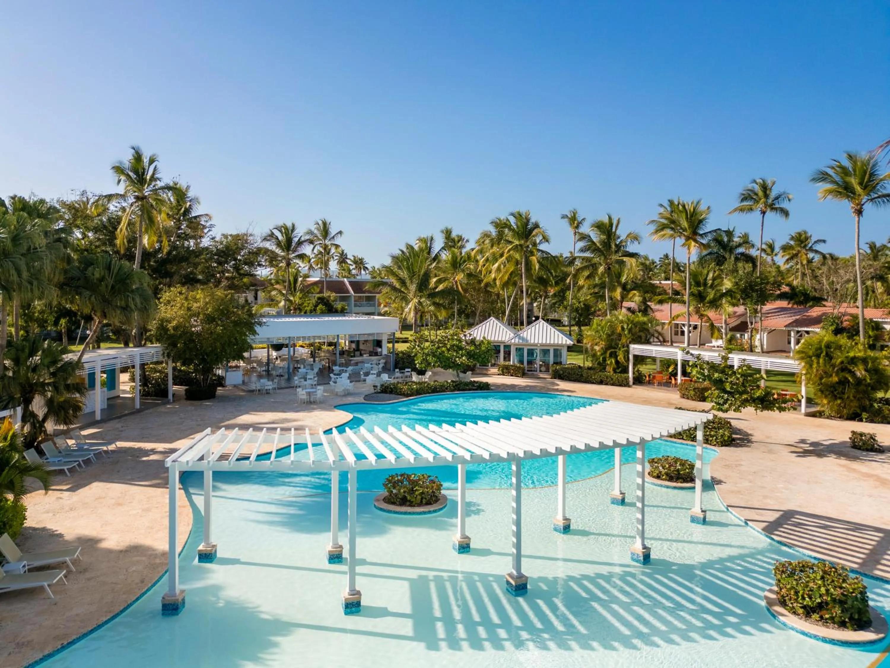 Swimming pool in Wyndham Alltra Samana All Inclusive Resort