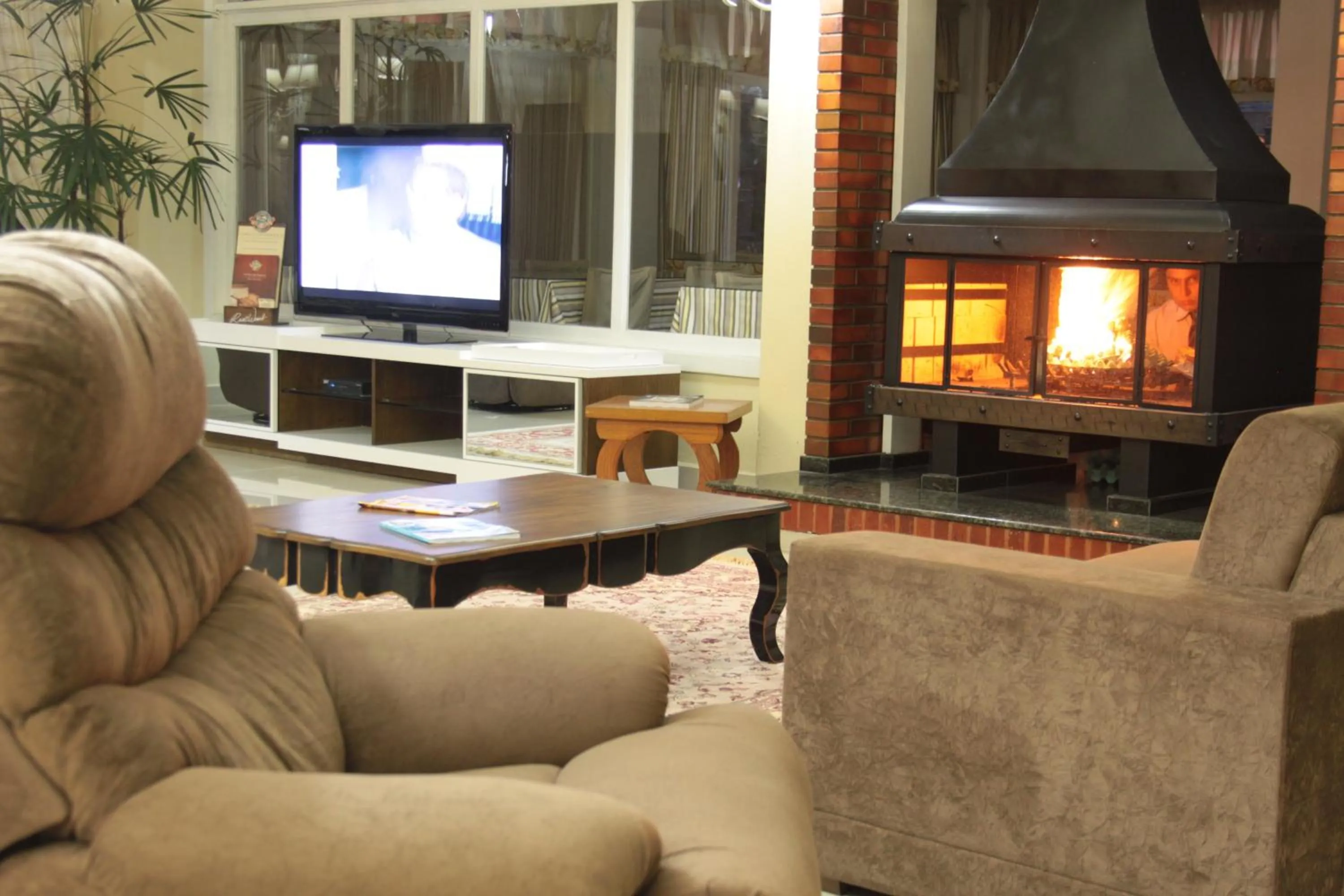 Communal lounge/ TV room in Hotel Galo Vermelho