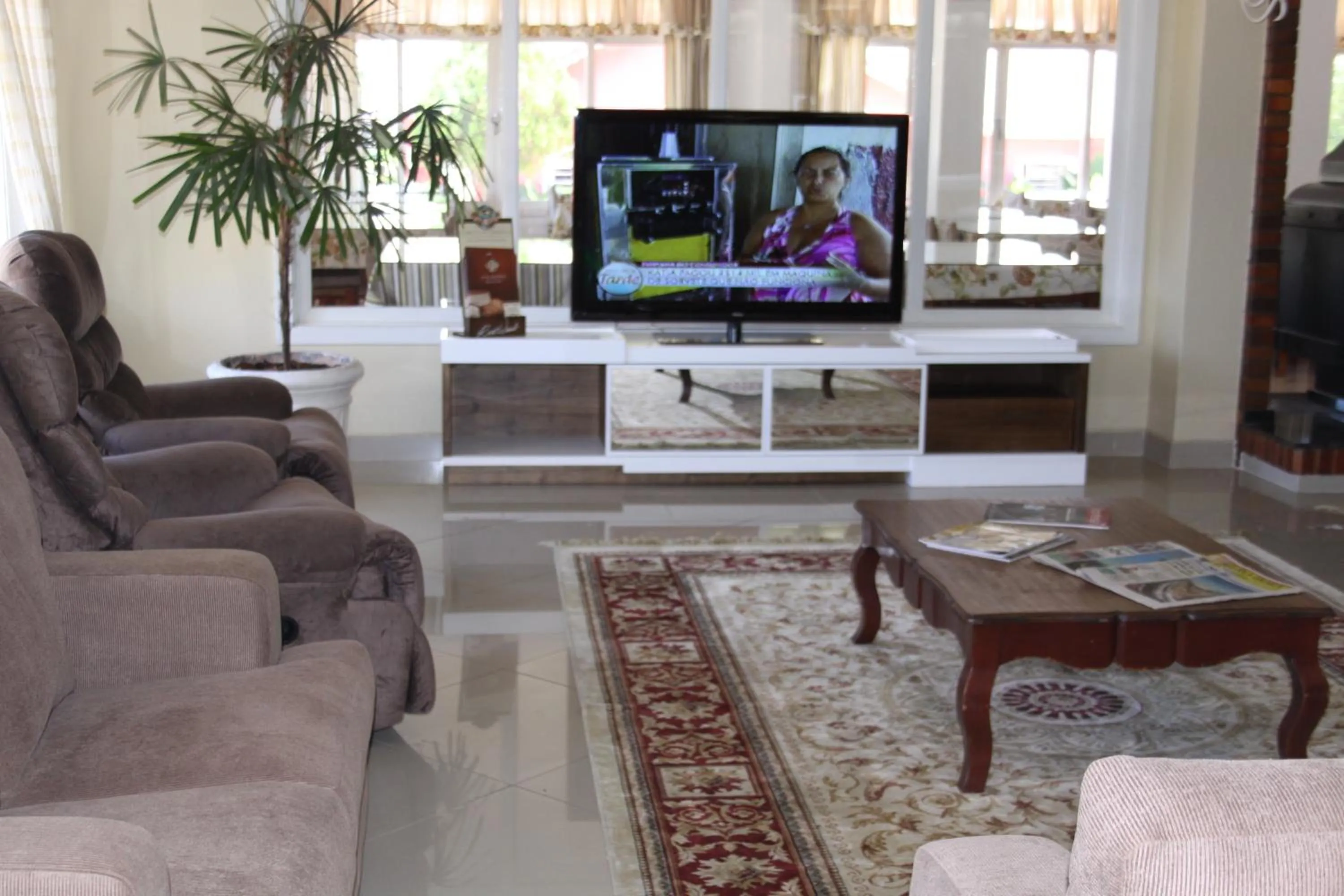 Communal lounge/ TV room in Hotel Galo Vermelho