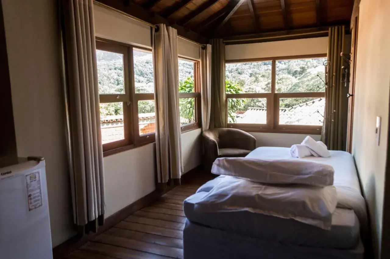 Triple Suite with Mountain View and Air Conditioning in Pousada Papyrus Triple Suite with Mountain View and Air Conditioning in Pousada Papyrus