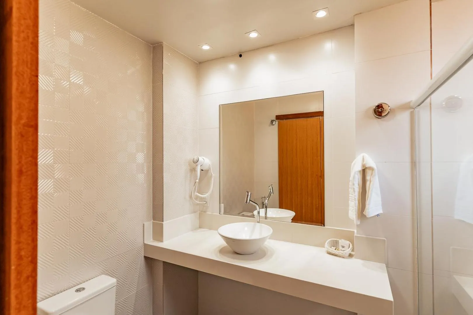 Shower in Champagnat Praia Hotel