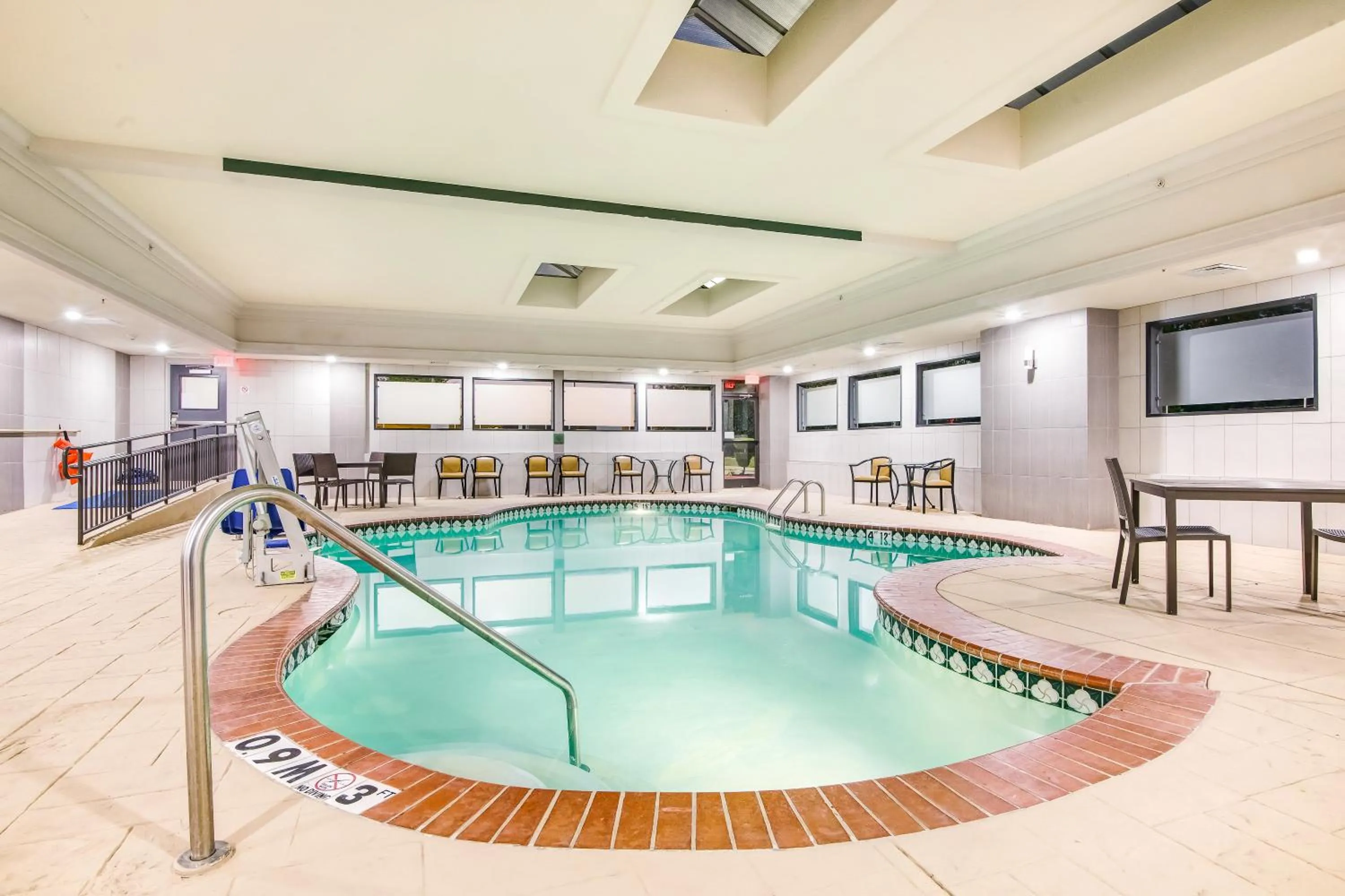 Swimming pool in Holiday Inn Express & Suites Longview North by IHG