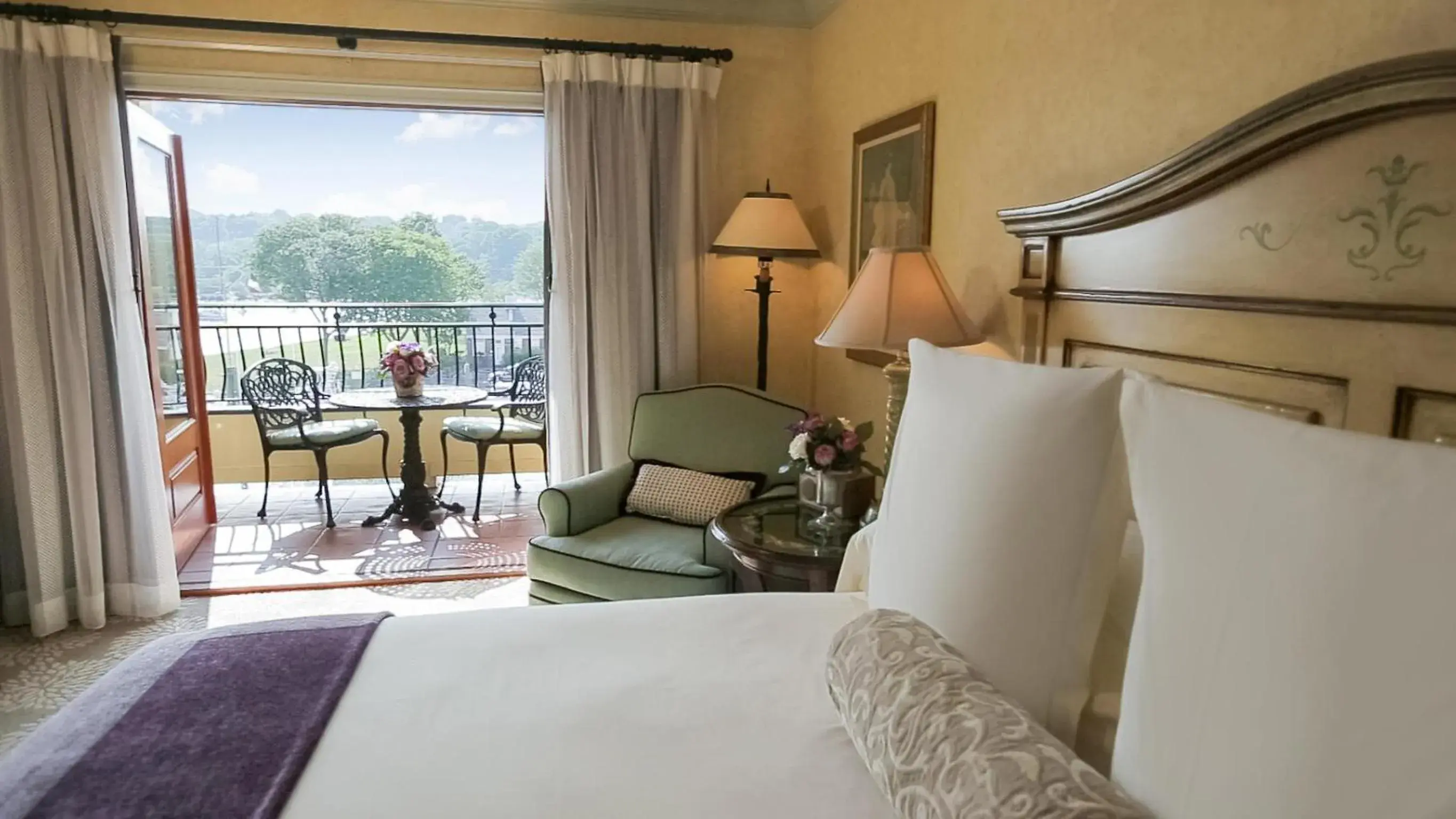 Bedroom, Bed in Delamar Greenwich Harbor Bedroom, Bed in Delamar Greenwich Harbor