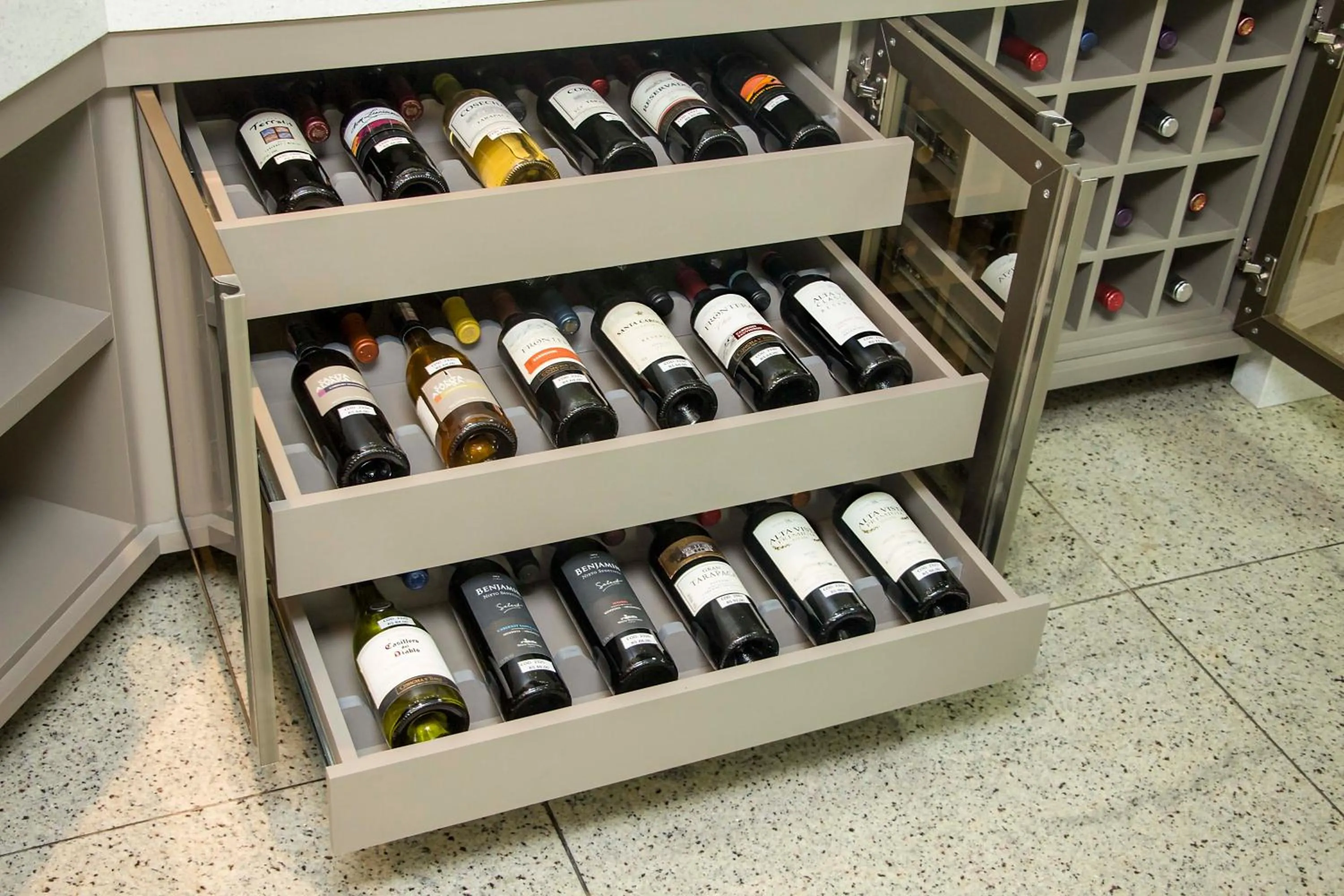 Restaurant/places to eat in Hotel Santorini