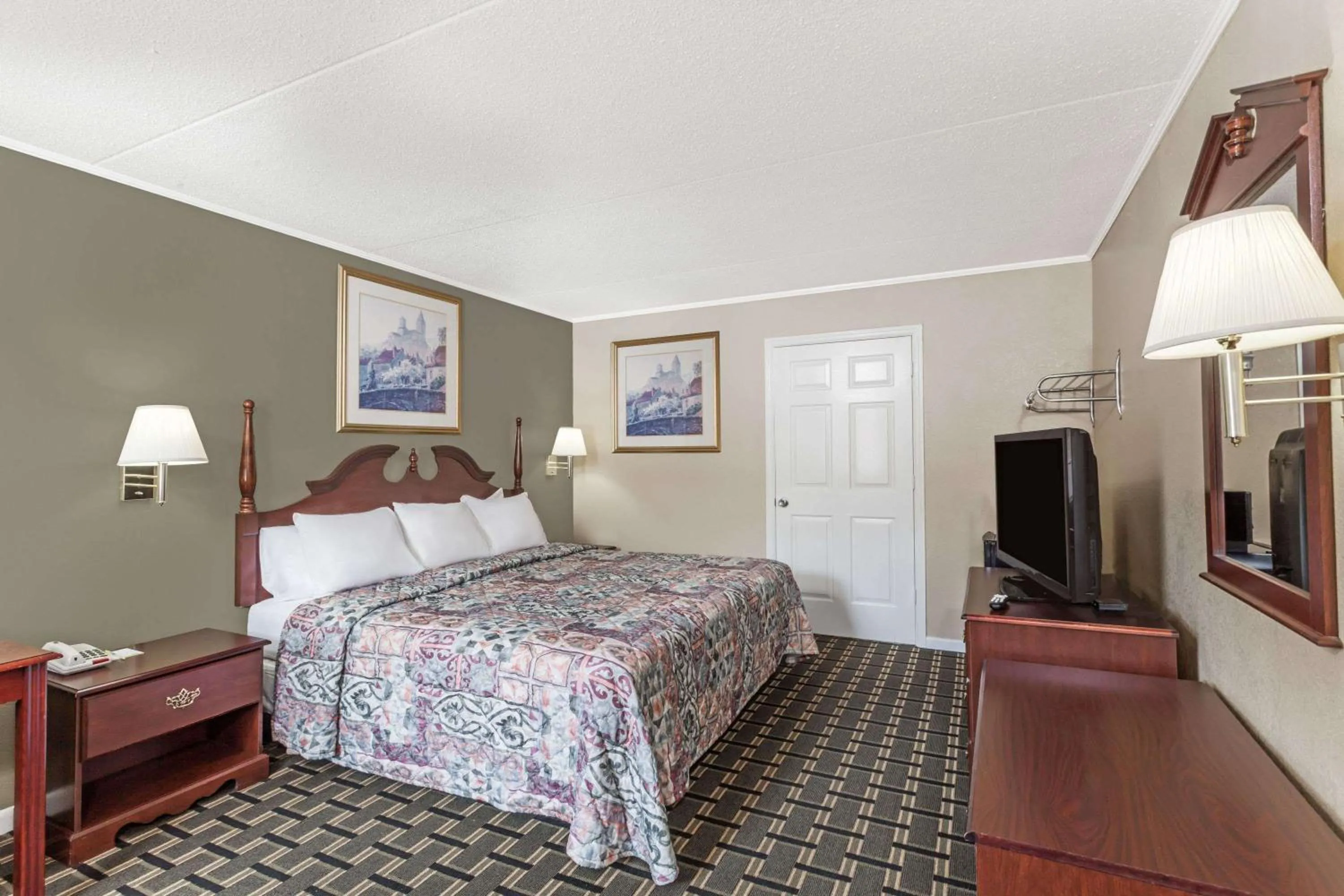 Photo of the whole room, Bed in Days Inn by Wyndham Lenoir City