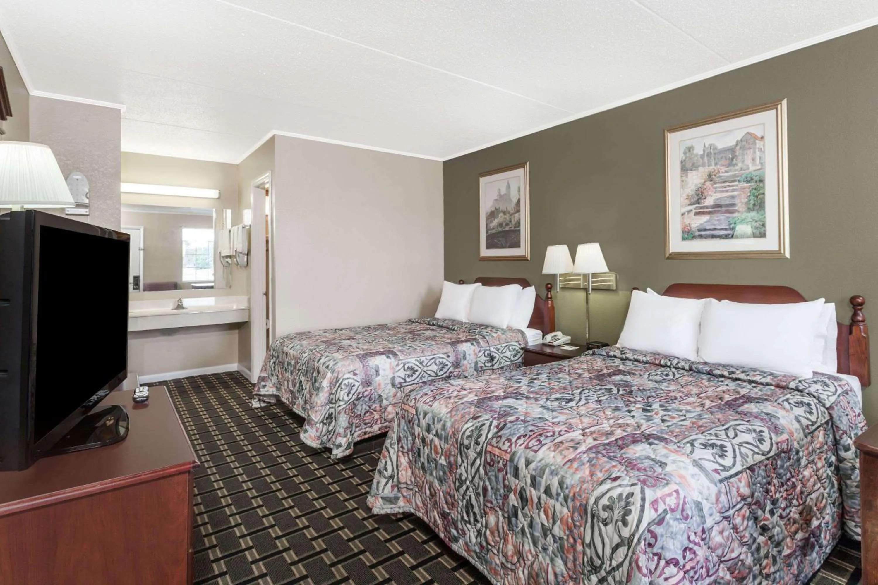 Photo of the whole room, Bed in Days Inn by Wyndham Lenoir City