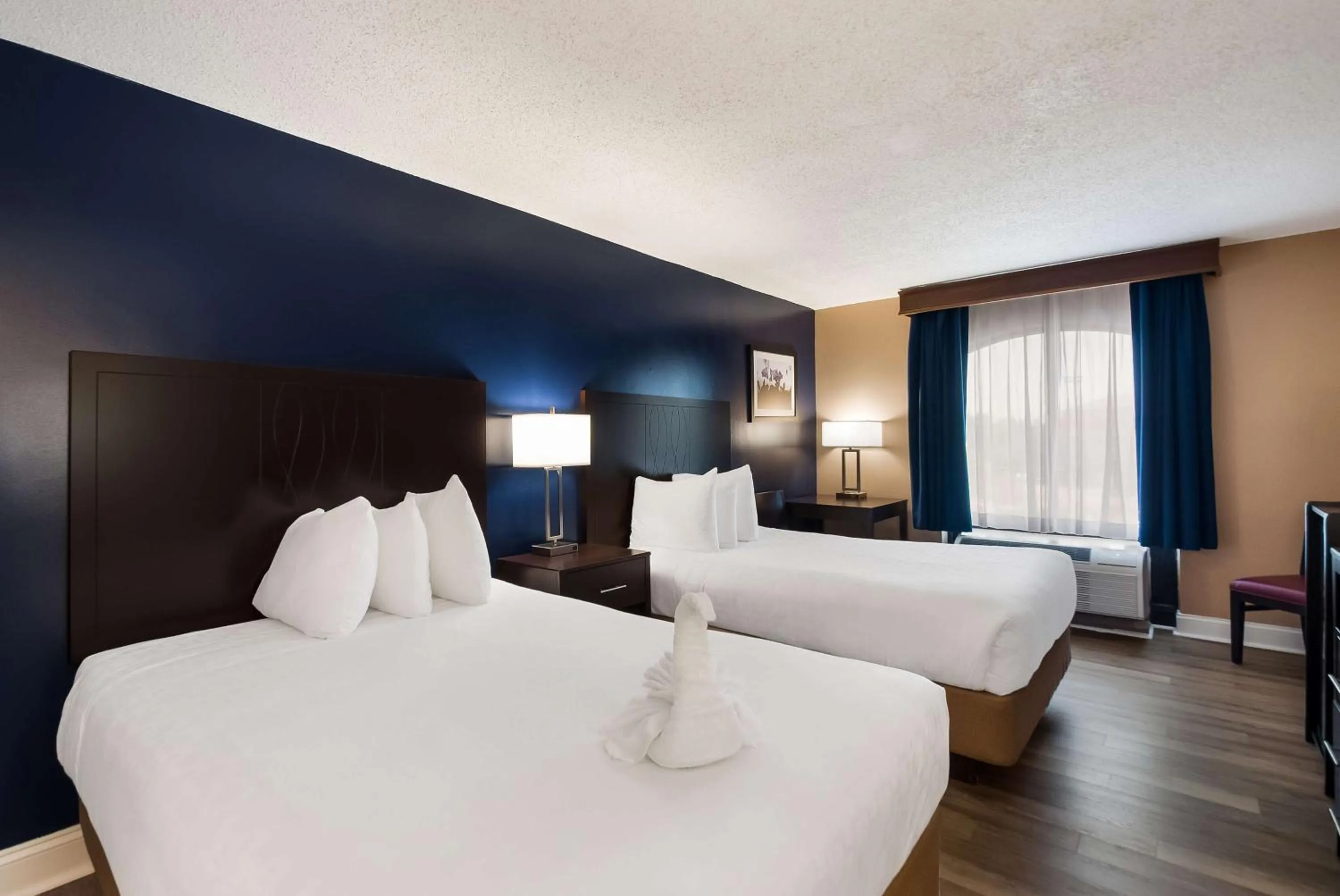 Bedroom, Bed in Best Western Springfield