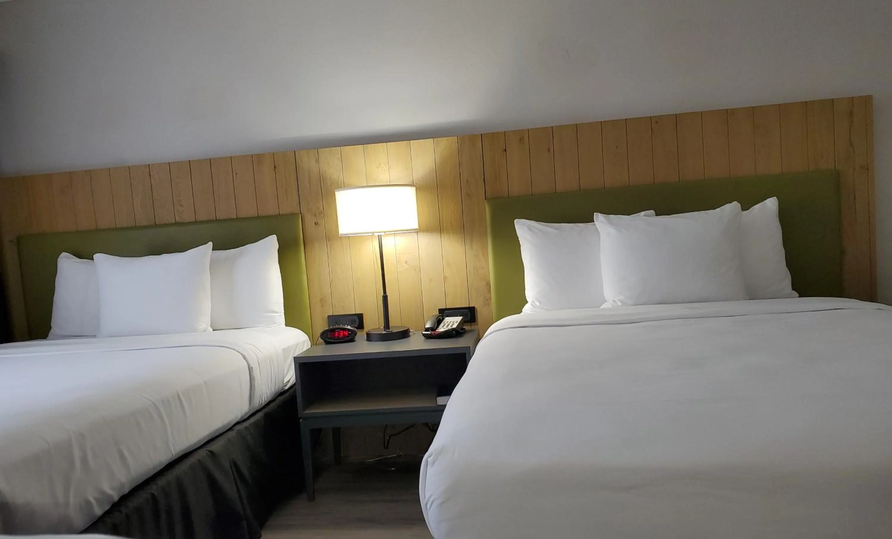 Bed in Country Inn & Suites by Radisson, Buford at Mall of Georgia, GA