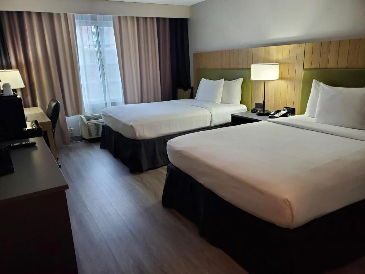 Bed in Country Inn & Suites by Radisson, Buford at Mall of Georgia, GA