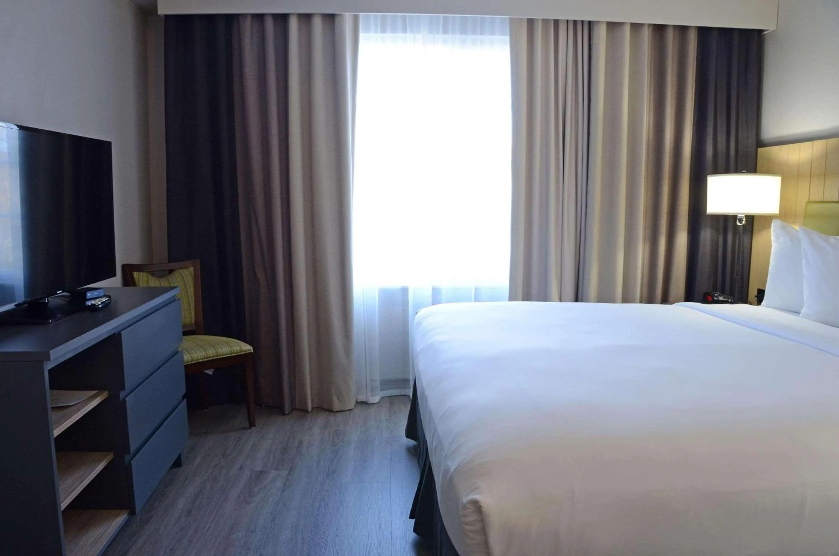 Bedroom, Bed in Country Inn & Suites by Radisson, Buford at Mall of Georgia, GA