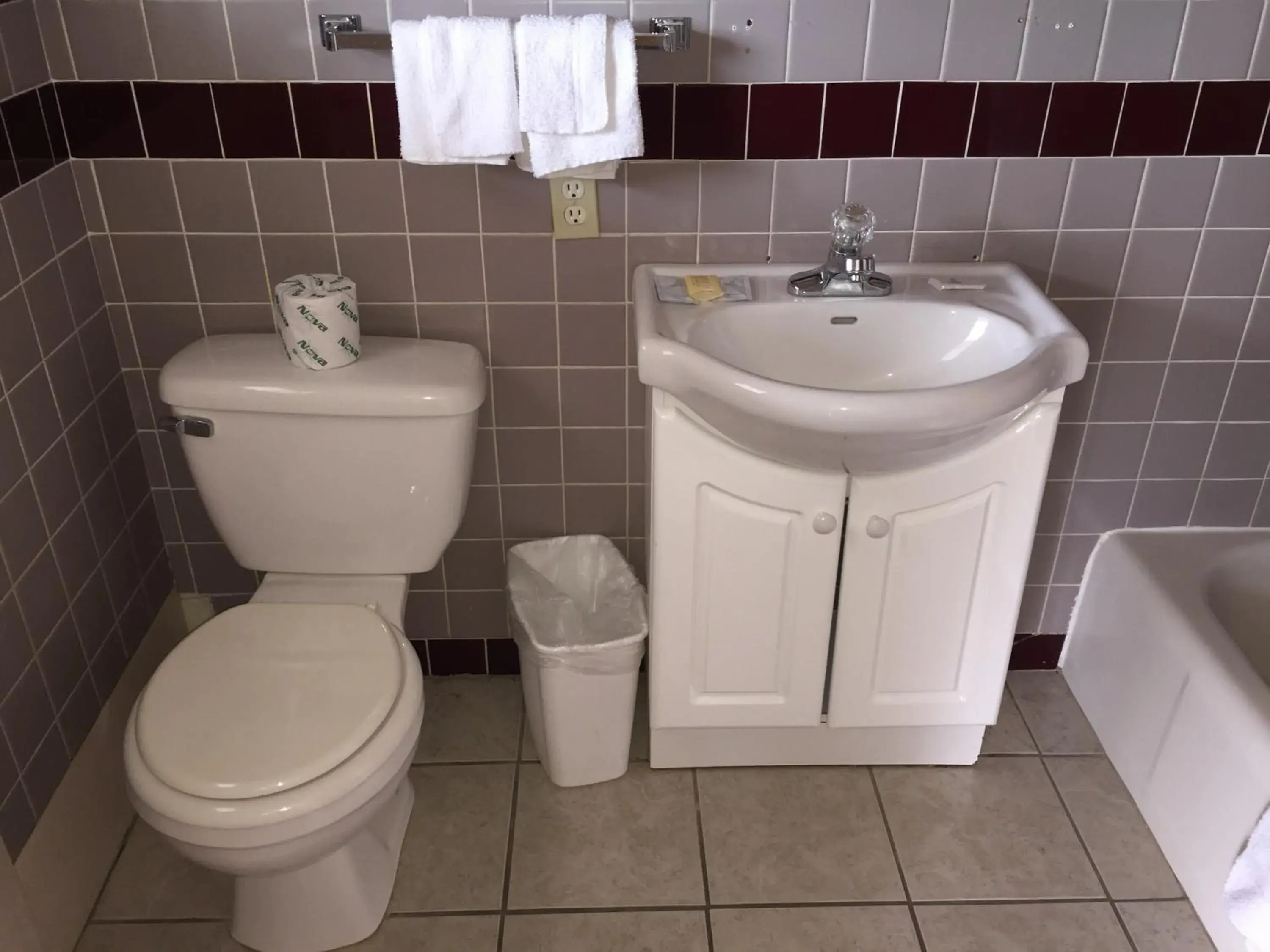 Queen Room - Non-Smoking in Eldon Inn Queen Room - Non-Smoking in Eldon Inn