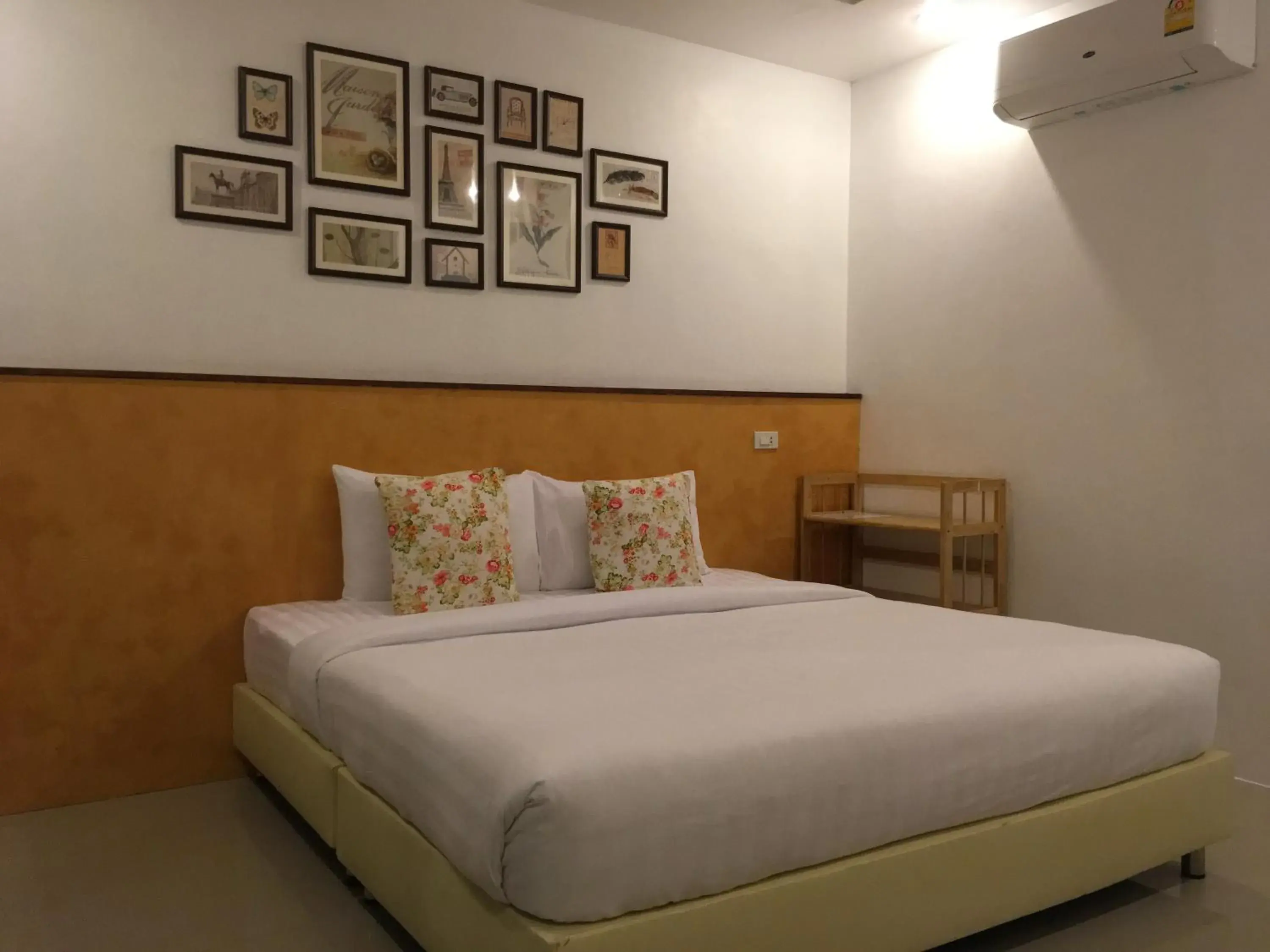 Bed in Benjamin's Hut Bed in Benjamin's Hut