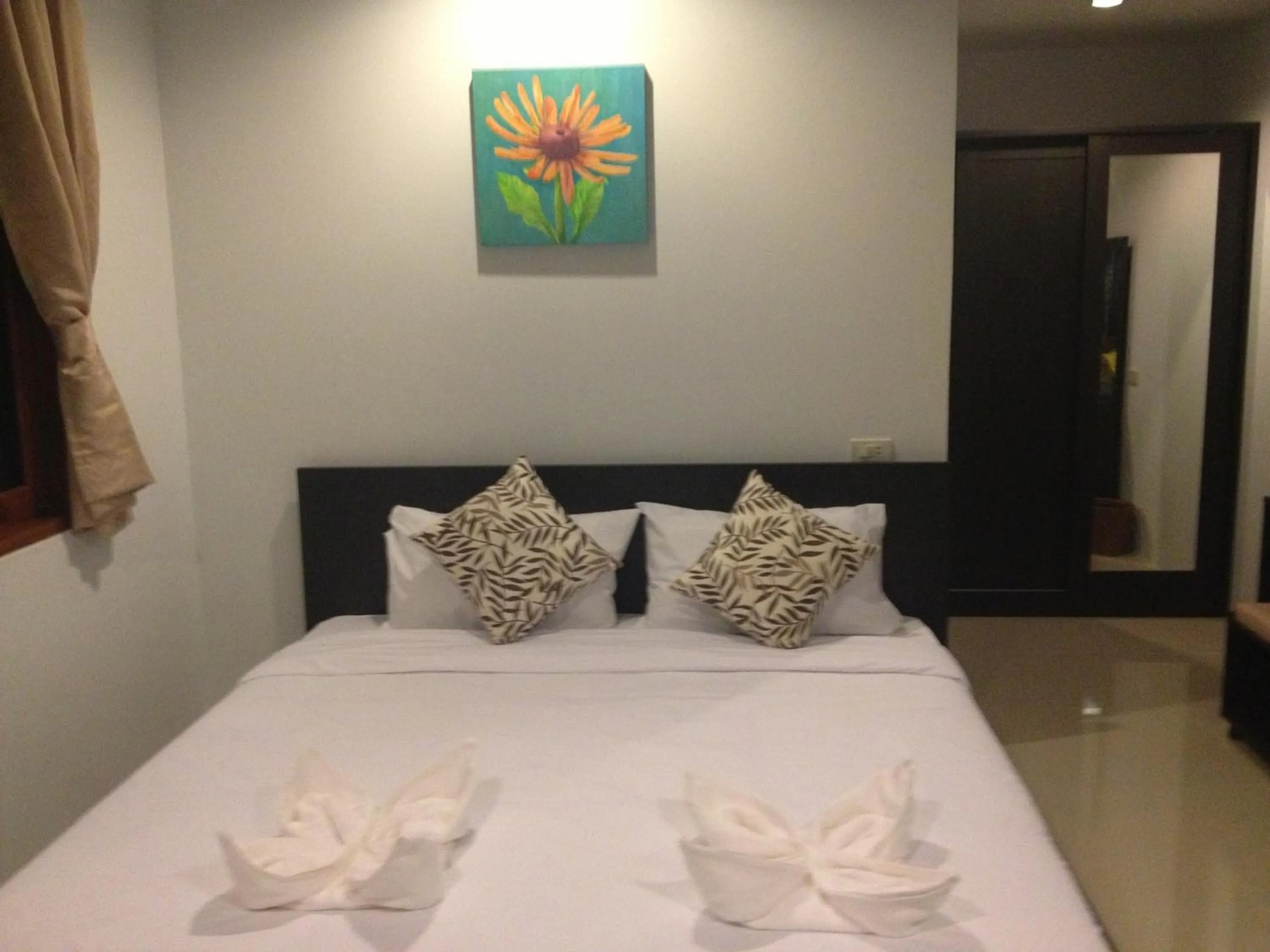 Photo of the whole room, Bed in Benjamin's Hut